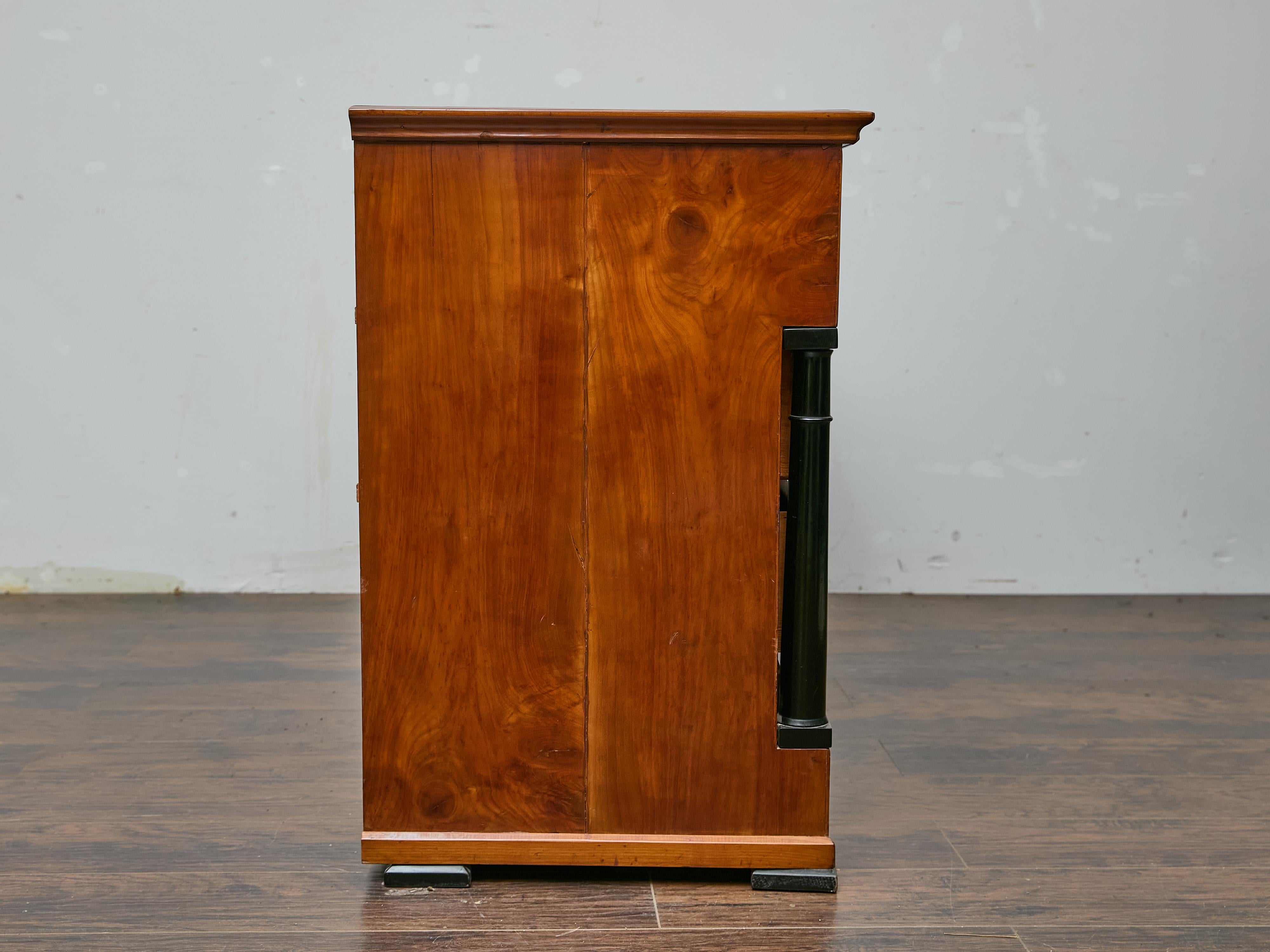 Commode francese in noce Impero con colonne ebanizzate, inizio XIX secolo in vendita 1