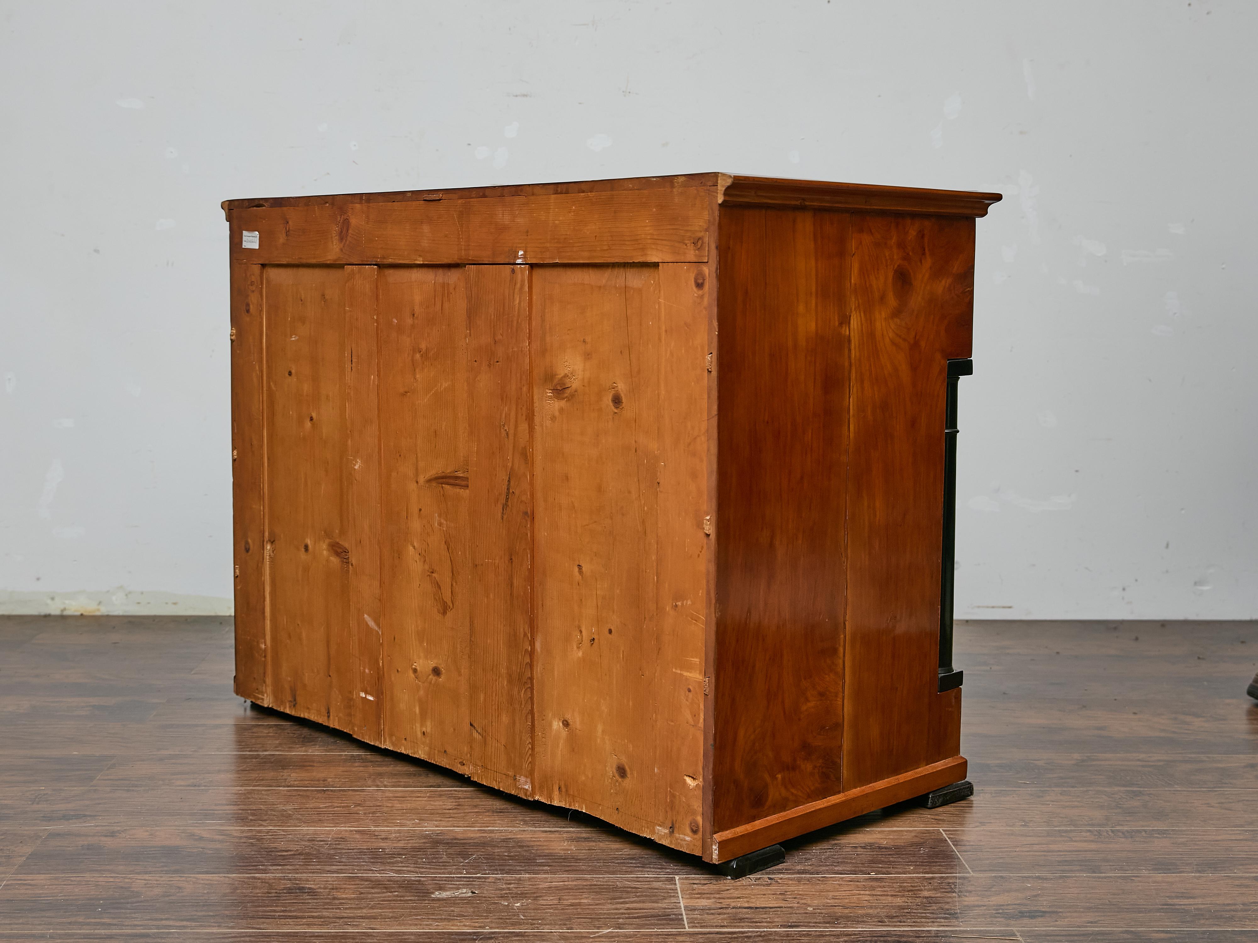 Commode francese in noce Impero con colonne ebanizzate, inizio XIX secolo in vendita 2