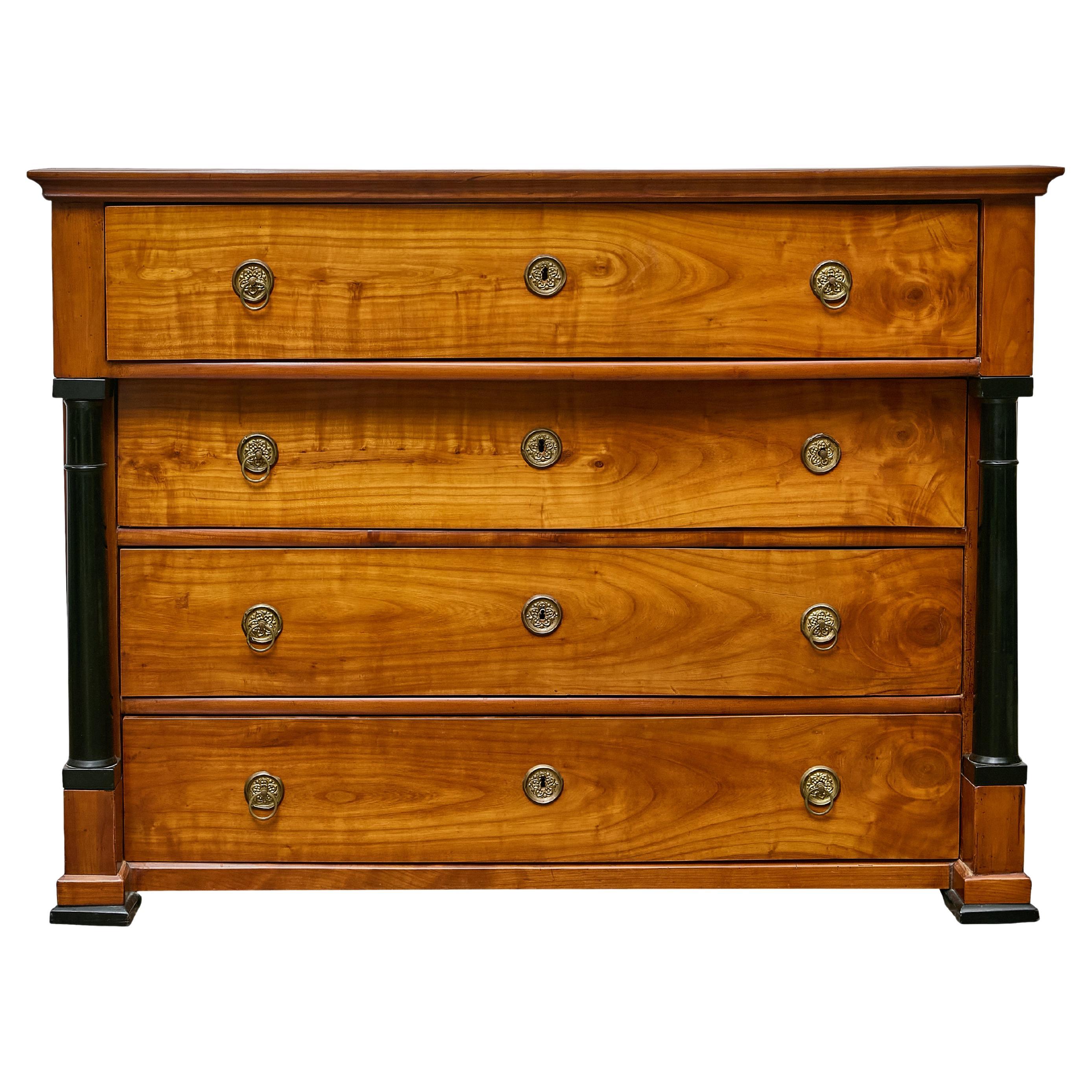 Commode francese in noce Impero con colonne ebanizzate, inizio XIX secolo in vendita