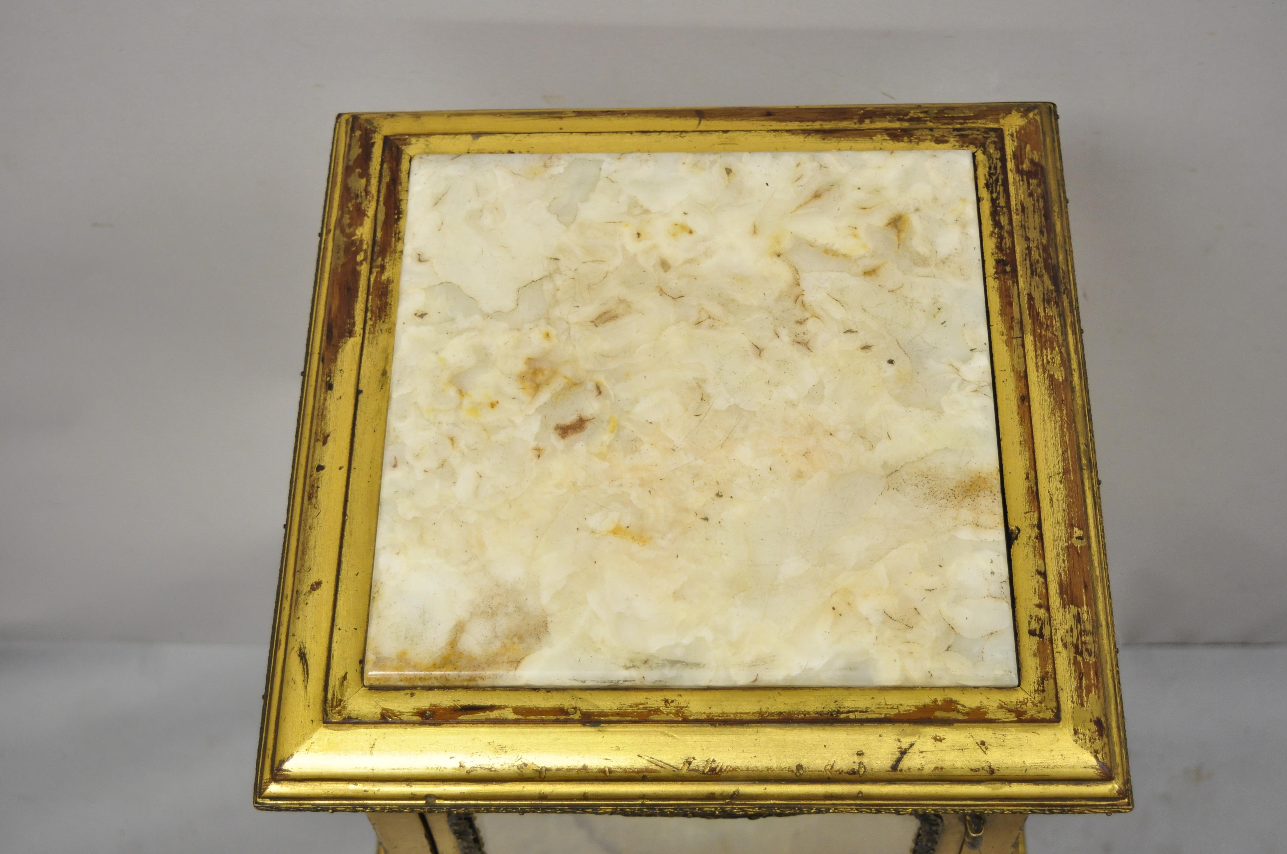 Französische Empire Flügel Cherub Gold vergoldete Vitrine Curio Display Schrank Onyx Sockel (19. Jahrhundert) im Angebot