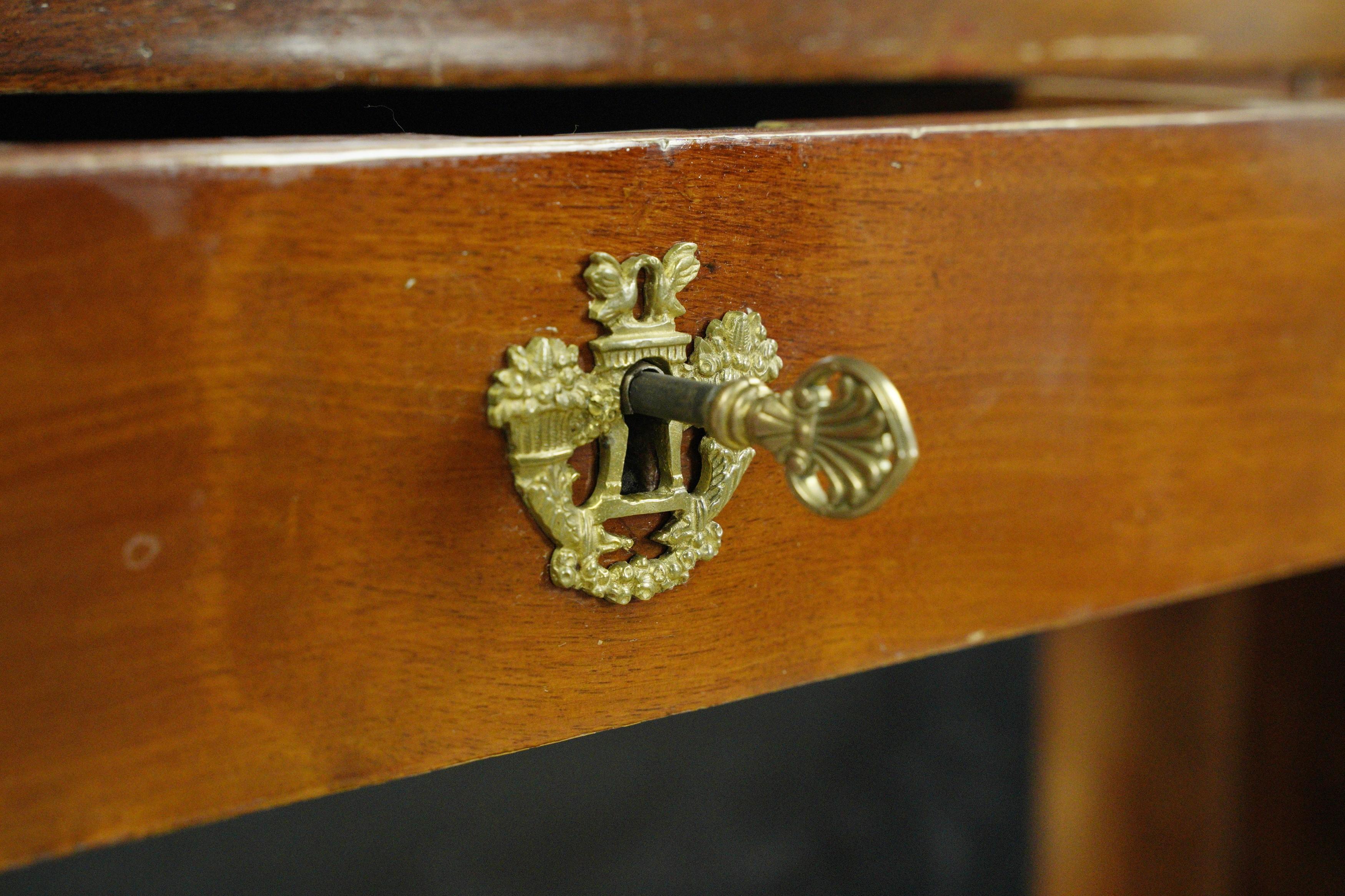 Barre de rangement Empire en bois avec miroir et lion doré Dessus en marbre noir en vente 7