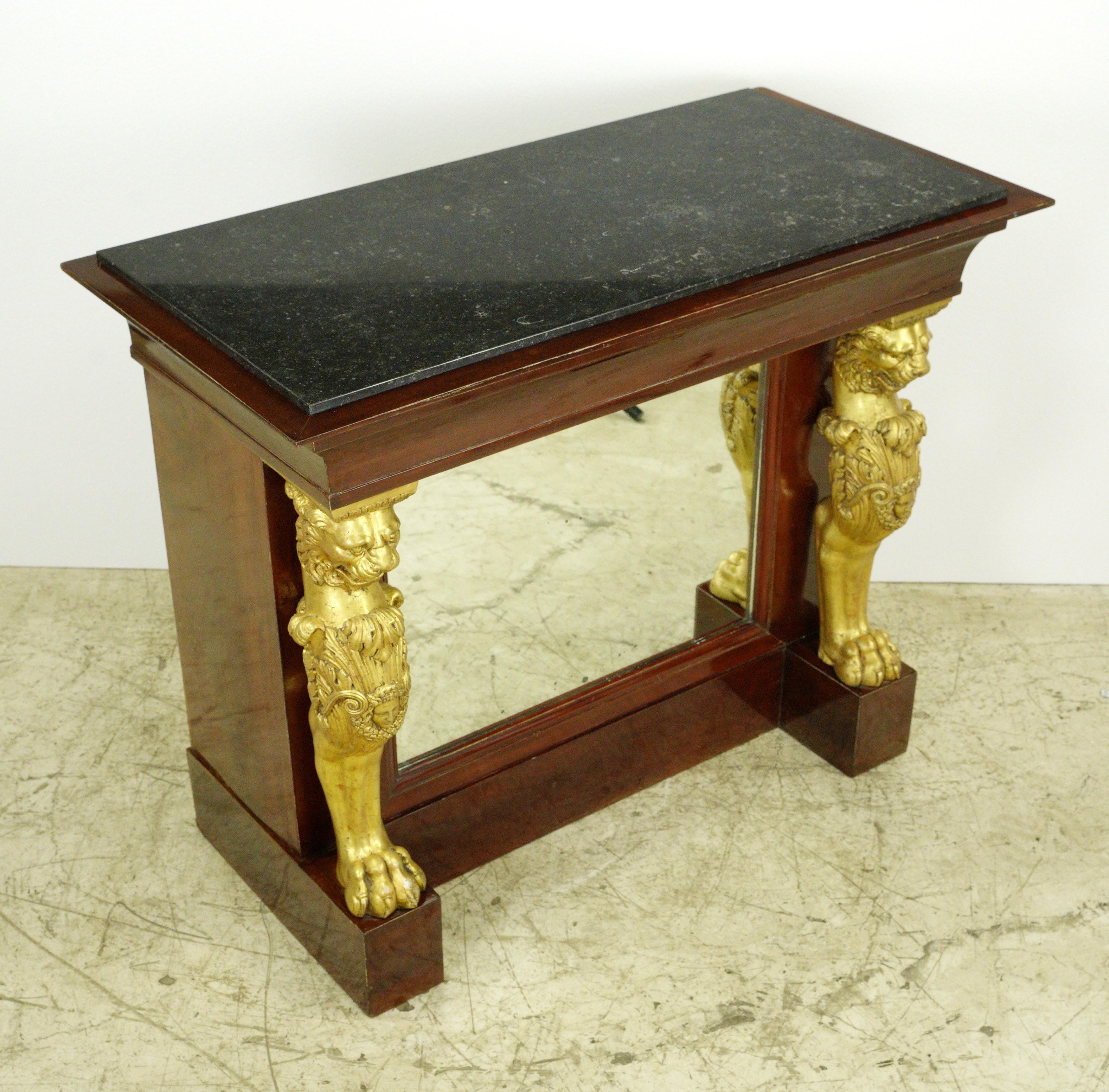 Français Barre de rangement Empire en bois avec miroir et lion doré Dessus en marbre noir en vente