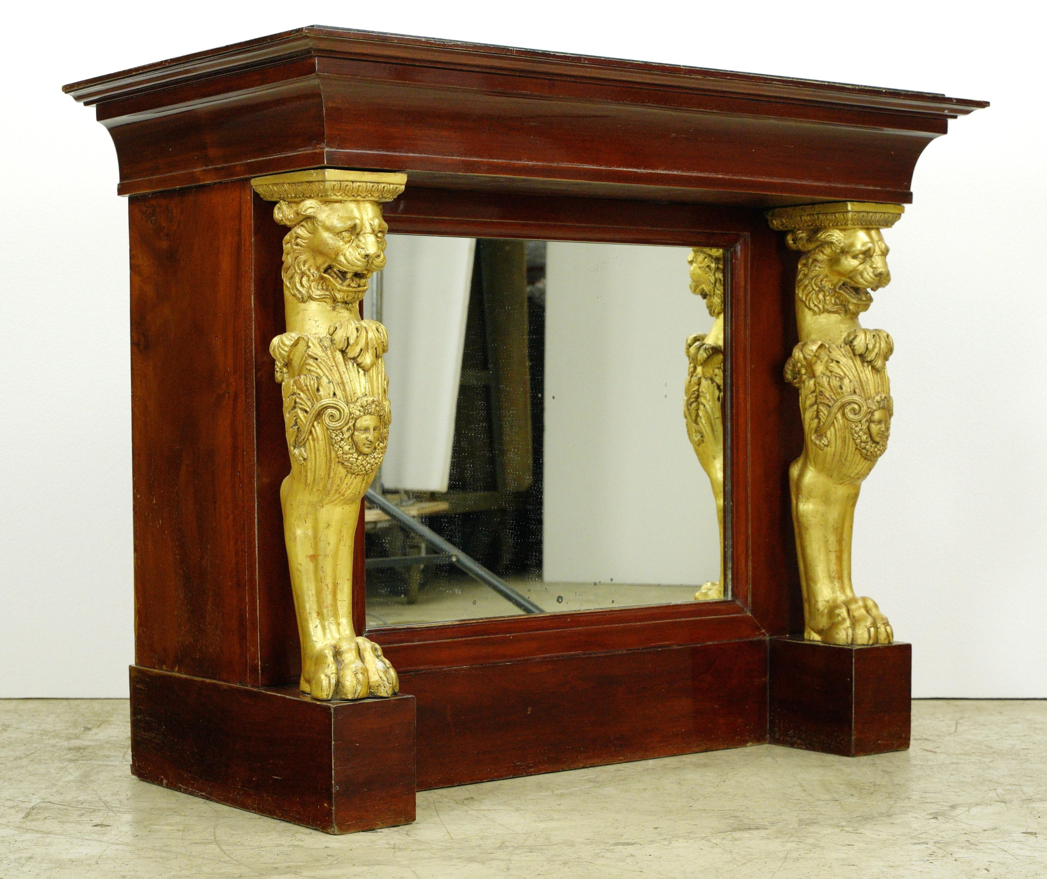 Barre de rangement Empire en bois avec miroir et lion doré Dessus en marbre noir Bon état - En vente à New York, NY