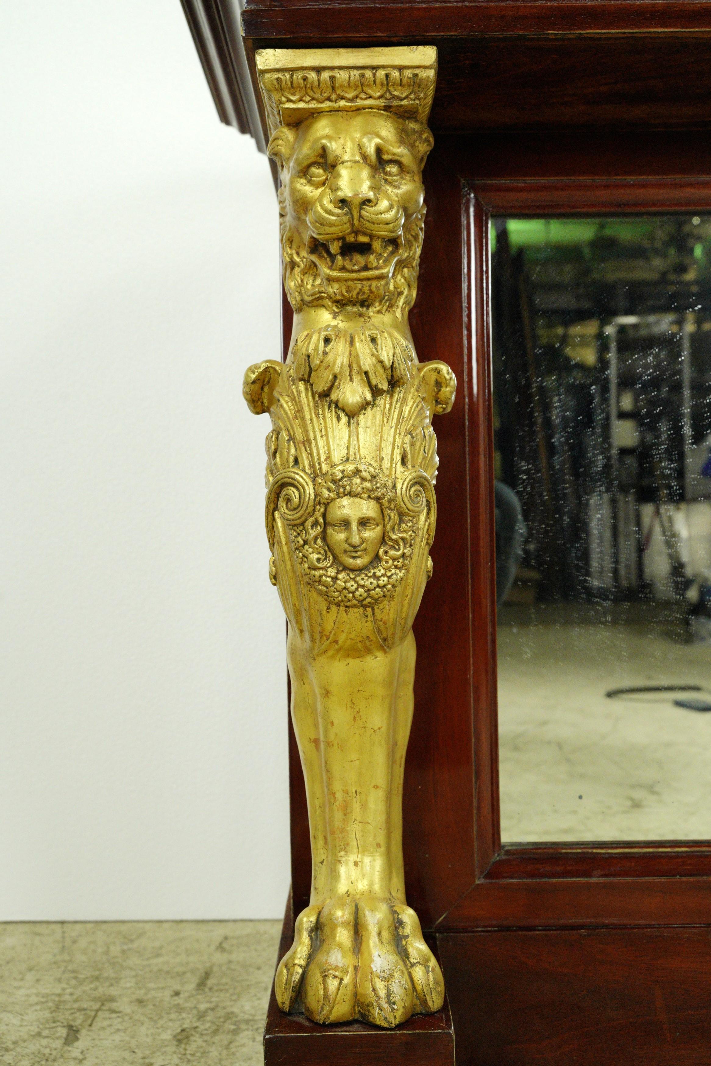 Miroir Barre de rangement Empire en bois avec miroir et lion doré Dessus en marbre noir en vente