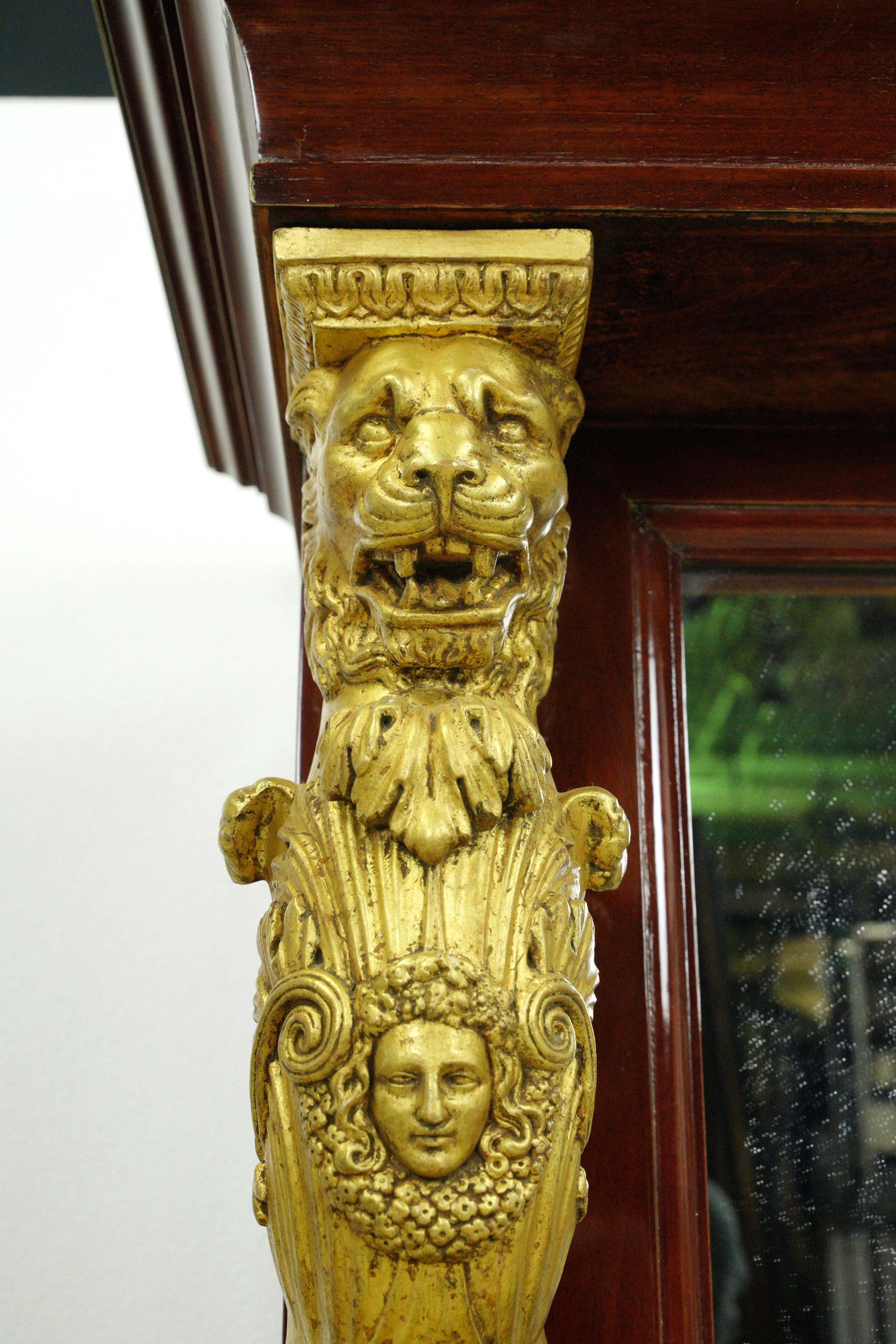 Barre de rangement Empire en bois avec miroir et lion doré Dessus en marbre noir en vente 1