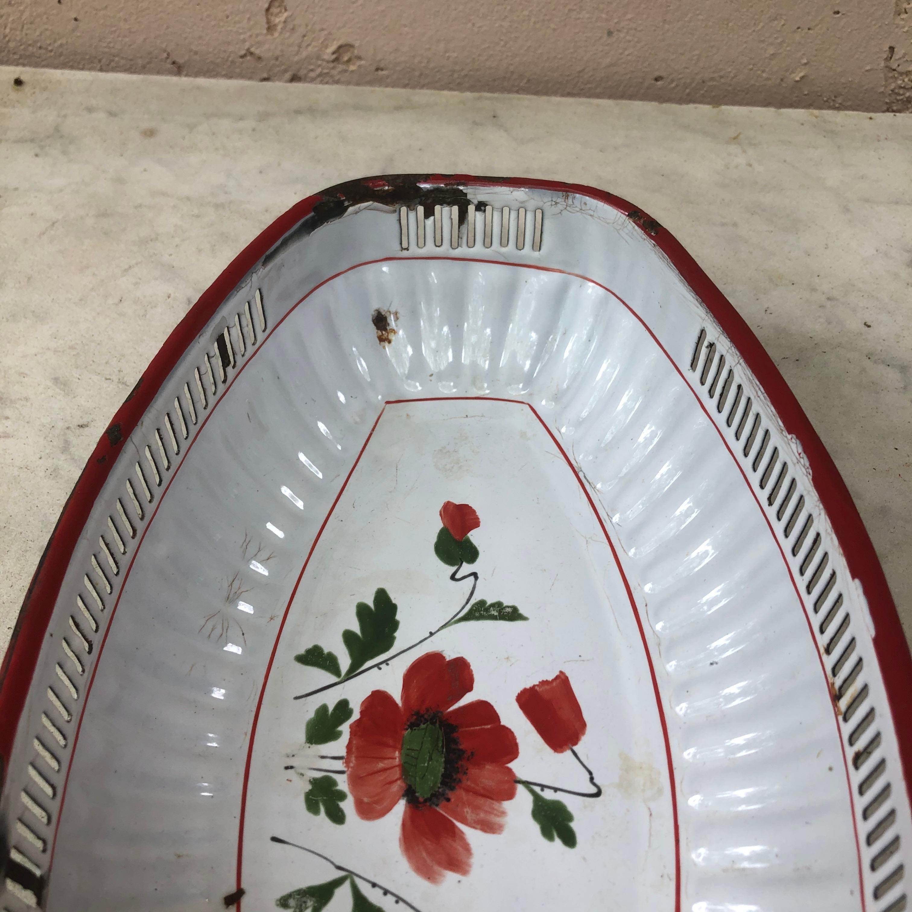 French enamel reticulated basket with corn poppy motif, circa 1930. 
Wears, enamel loss.