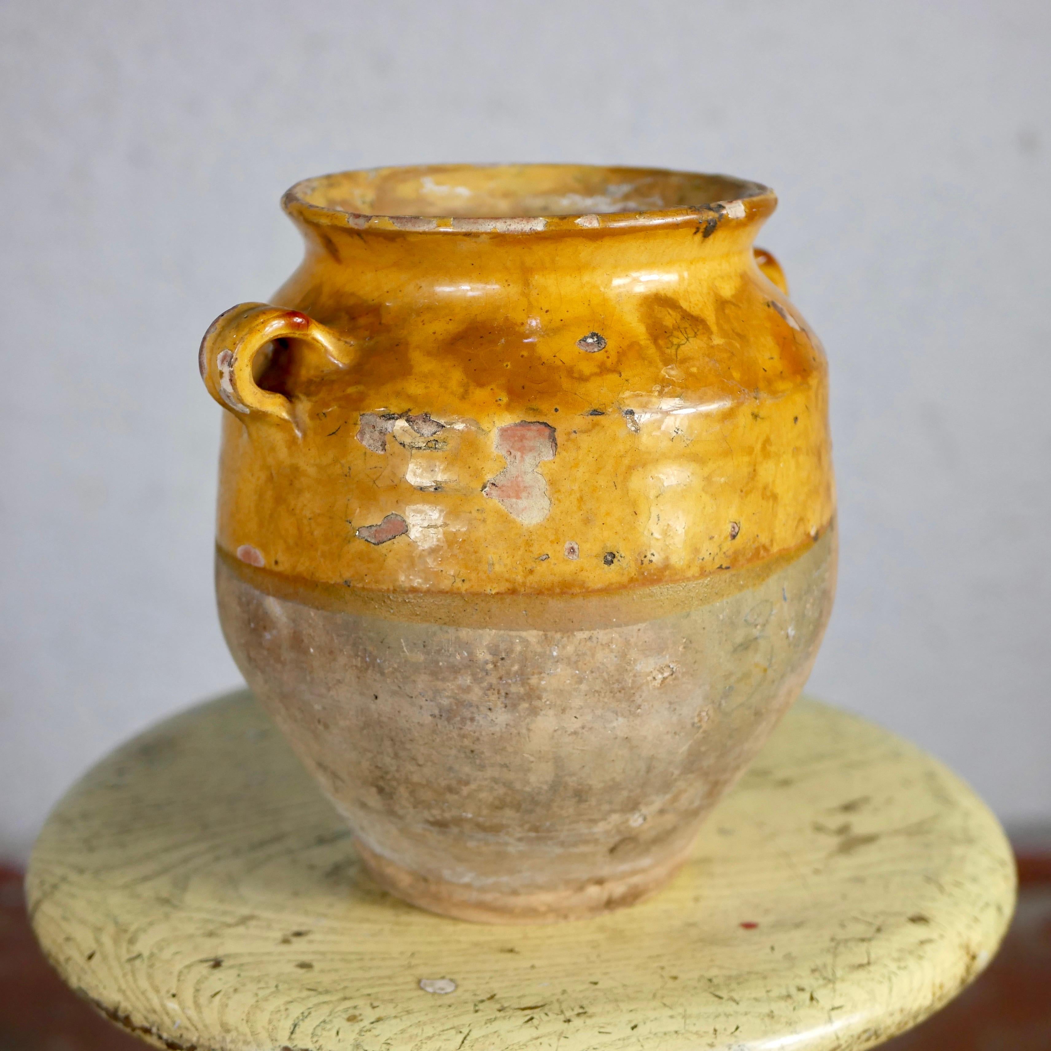 Really nice confit pot from Gers region, France, made in the beginning of the 20th century.
Made in terracotta and half enameled on top, they were used to conserve food.
Good state of conservation, with its nice patina.
H21 D18