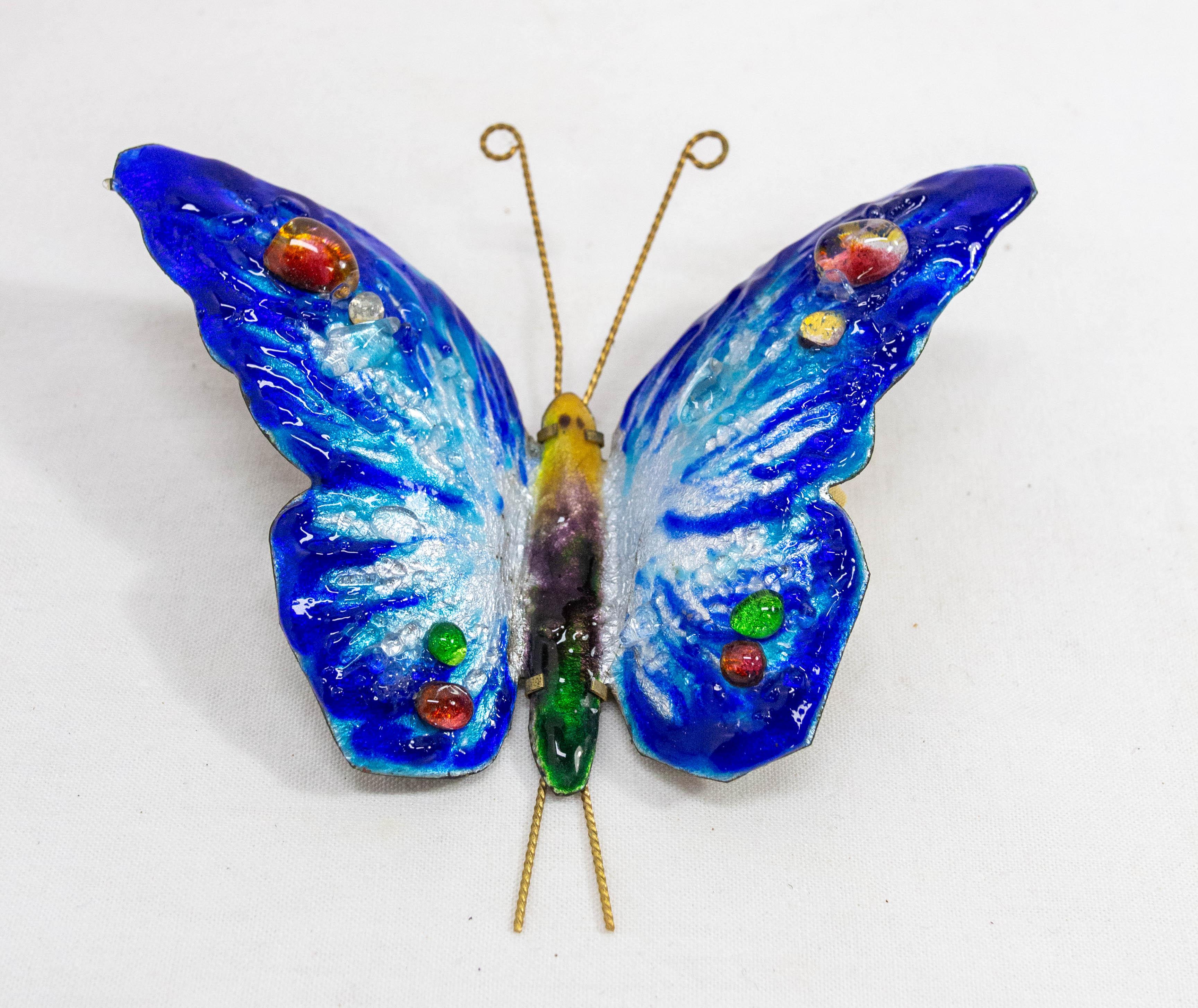 Französisch Kupfer emailliert blauen Schmetterling, mit farbigen Stücken von Glas.
Unterzeichnet A. B. Limoges
Limoges ist eine Stadt im Zentrum Frankreichs, die für ihr Kunsthandwerk und ihr Porzellan bekannt ist.
Guter Zustand mit schöner