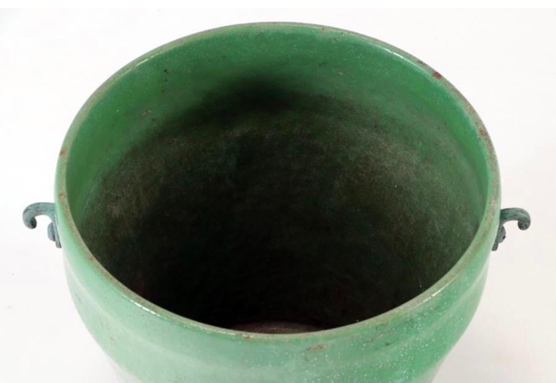 Französischer emaillierter Eisentopf, um 1930
Eisen Topf emailliert in einer üppigen grünen Farbe innen und außen, die den unteren Rand unvollendet. Zwei kleine Griffe aus grünspanfarbenem Metall. Ein Loch im Boden für die Verwendung von Pflanzen.