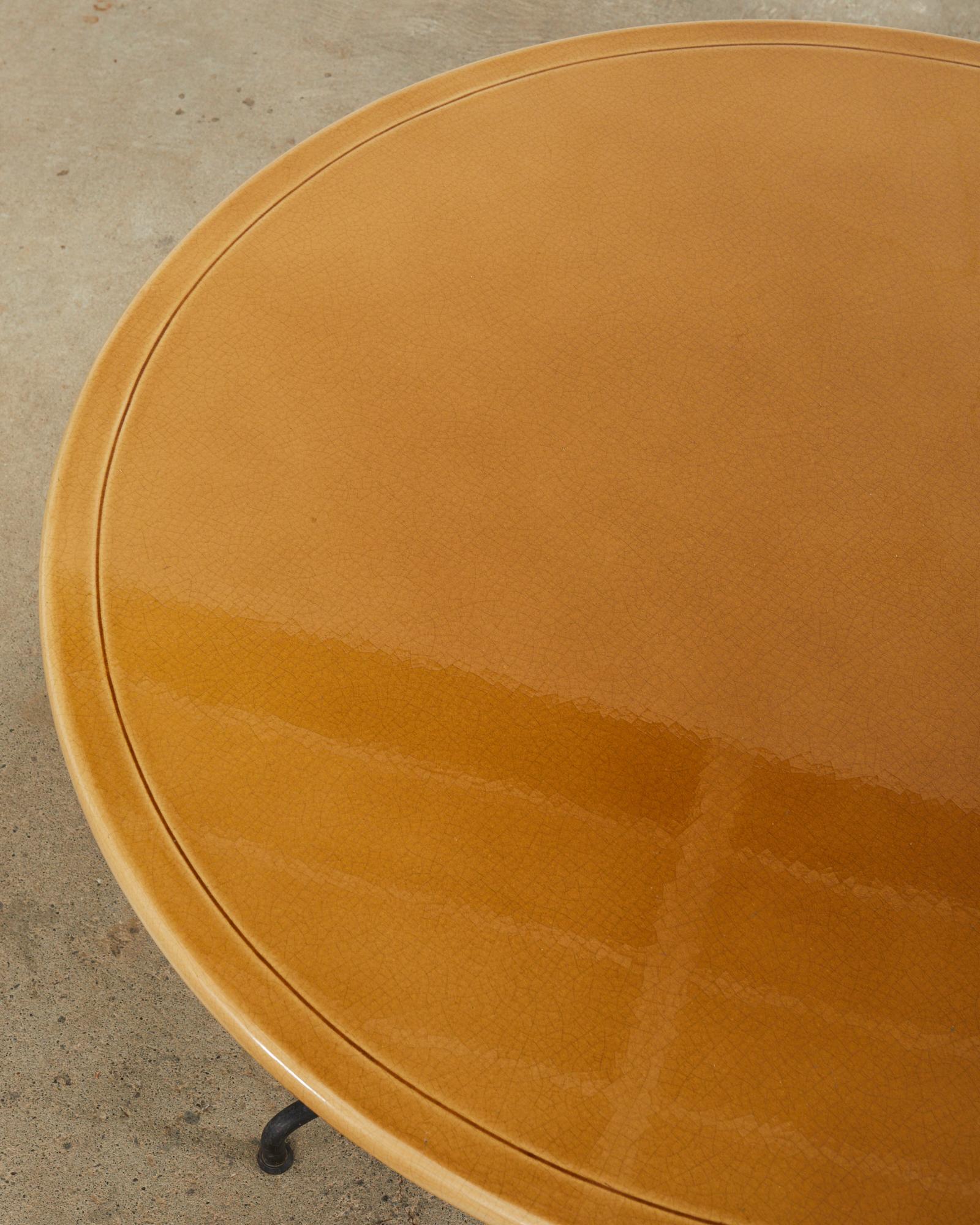 Französischer Esstisch mit emaillierter Lavasteinplatte für den Garten (Keramik) im Angebot