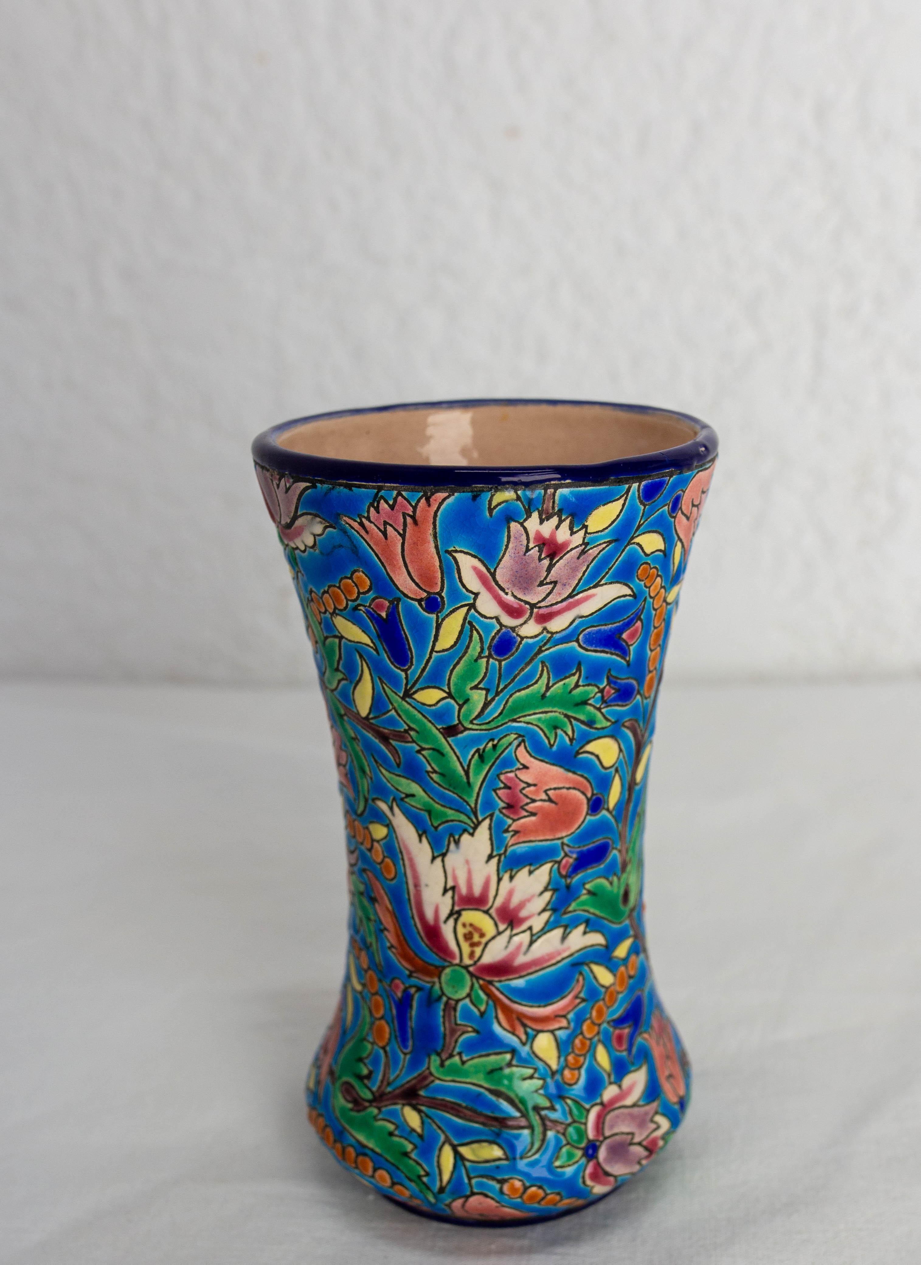 Dekorative nummerierte Vase Émaux von Longwy. Französische glasierte Kunstkeramik, Blumen auf blauem Grund, handbemalt und emailliert.

Die Töpferei von Longwy besteht seit Ende des 18. Jahrhunderts.
Dank eines Besuchs von Napoleon I. wuchs sein