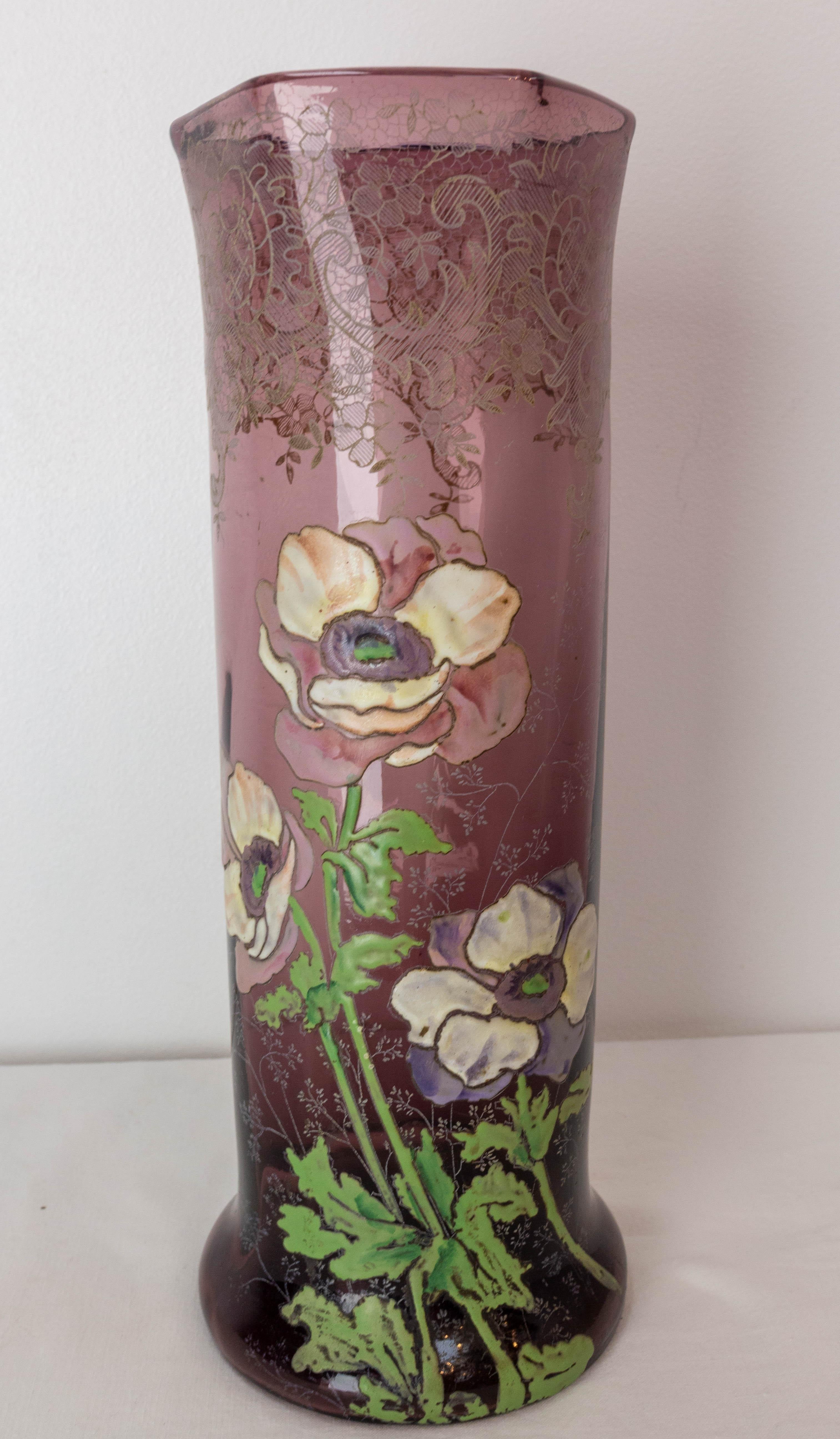 Vase en verre violet français
Décor floral émaillé peint à la main. Fleurs d'anémone de François-Théodore Legras
Le sommet du vase est décoré d'arabesques florales
Col de vase hexagonal.

Expédition :
D 10,5 H 32, 1 kg.