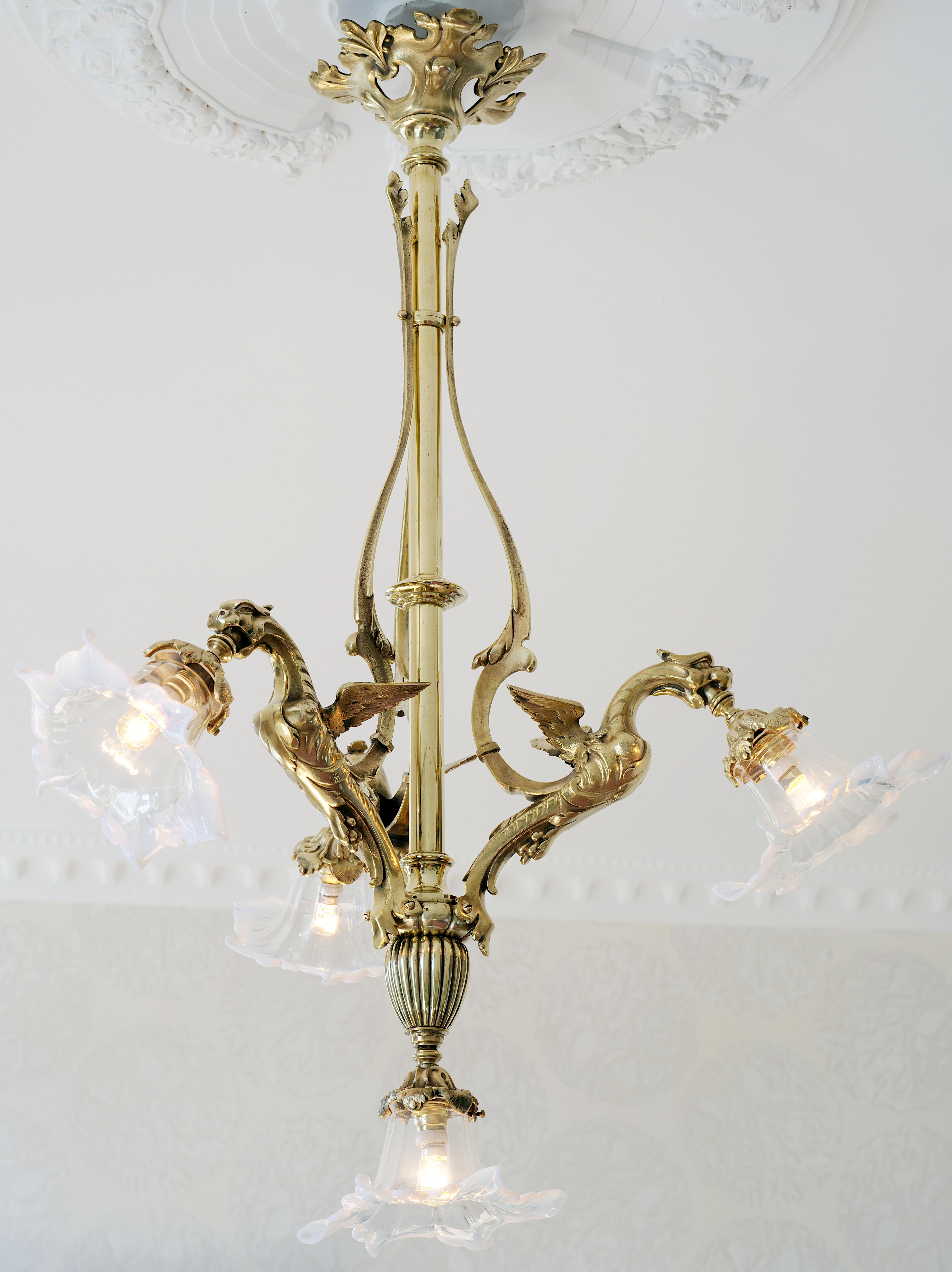 Français Lustre à dragon en bronze de la fin du XIXe siècle, 1880-1890 en vente