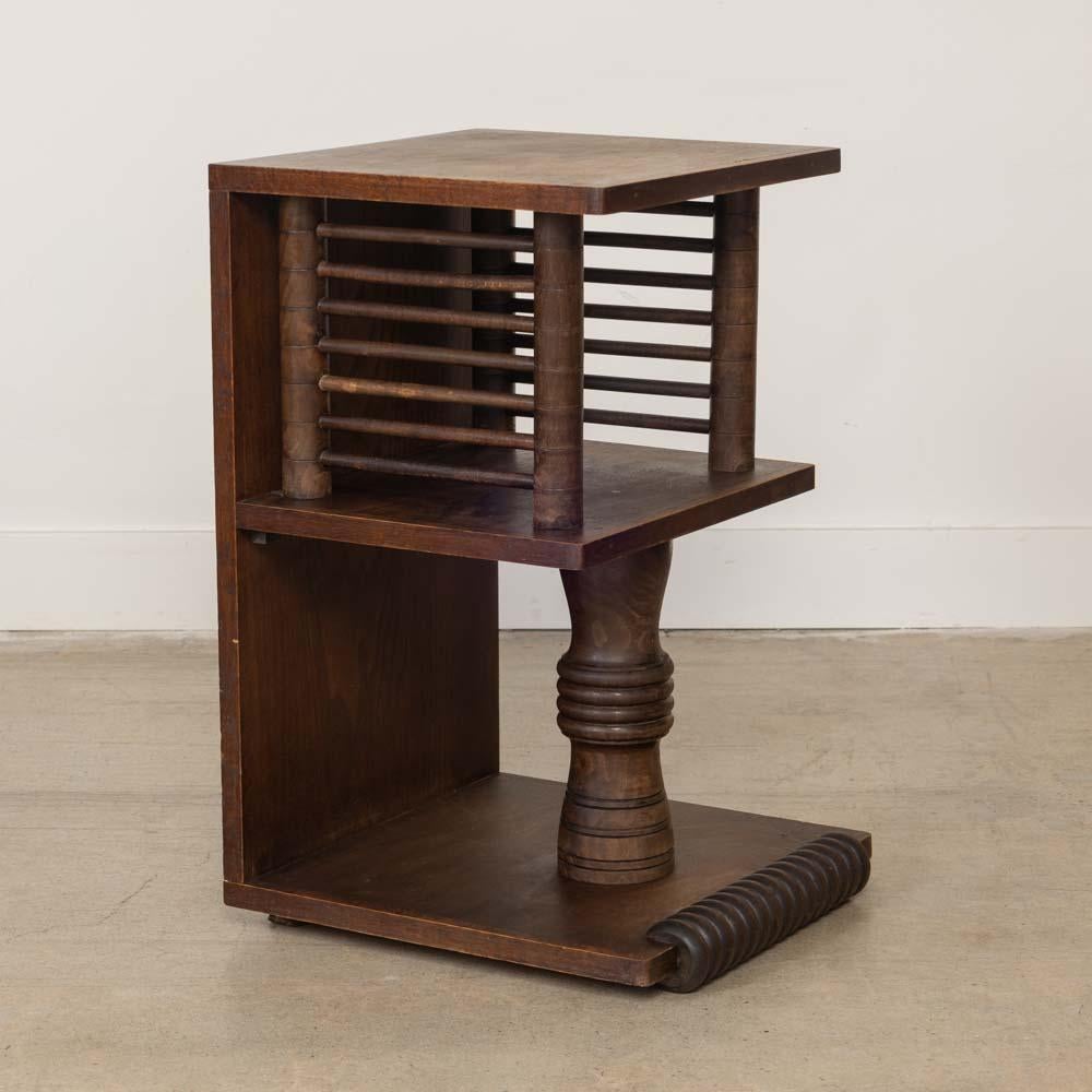 Preciosa mesa auxiliar de madera tallada de Charles Dudouyt, Francia, años 40. Detalle de listones y columnas ornamentalmente tallados con un estante. El acabado original muestra una gran antigüedad y pátina. Pieza atrevida y funcional. Perfecta