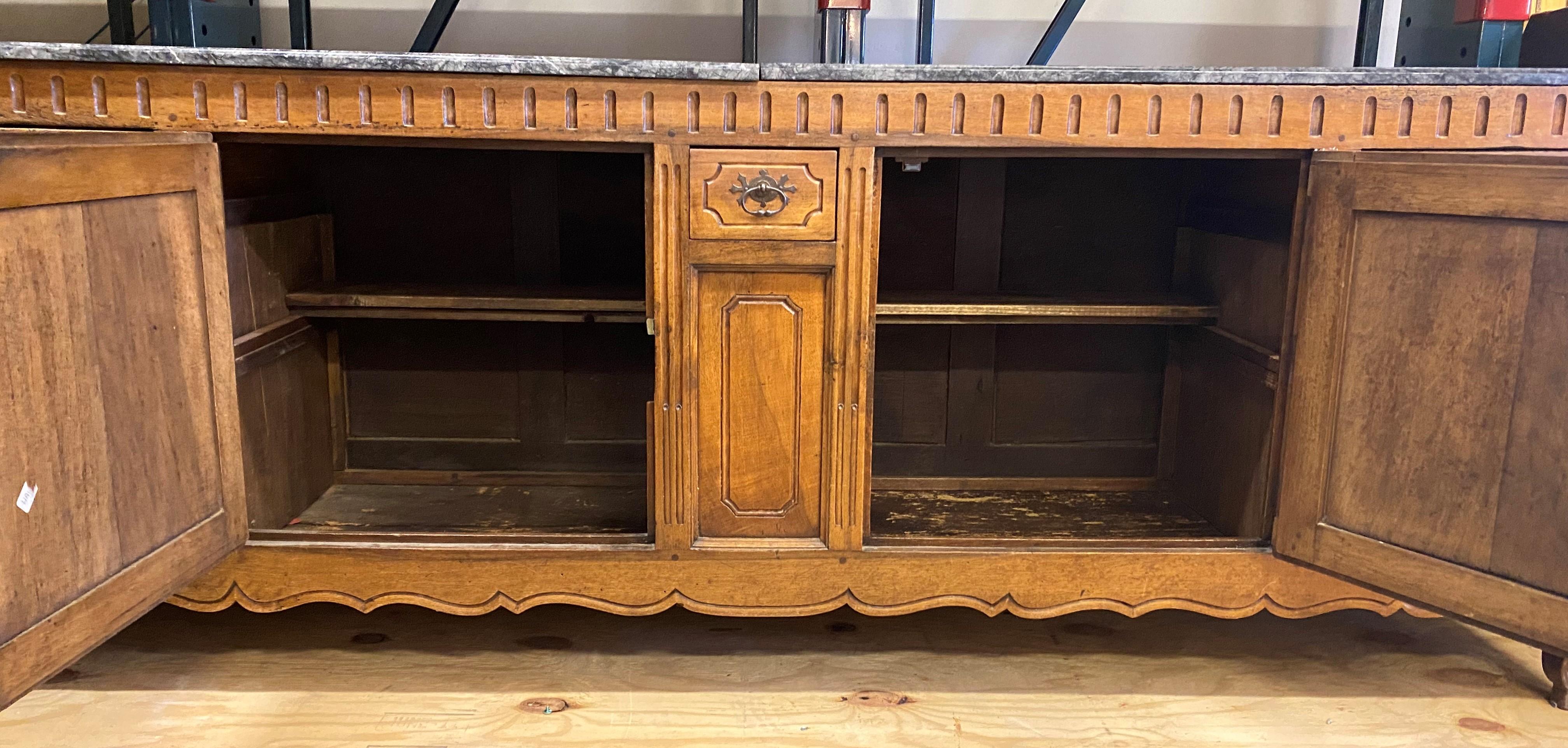 Intagliato Enfilade francese in noce in vendita