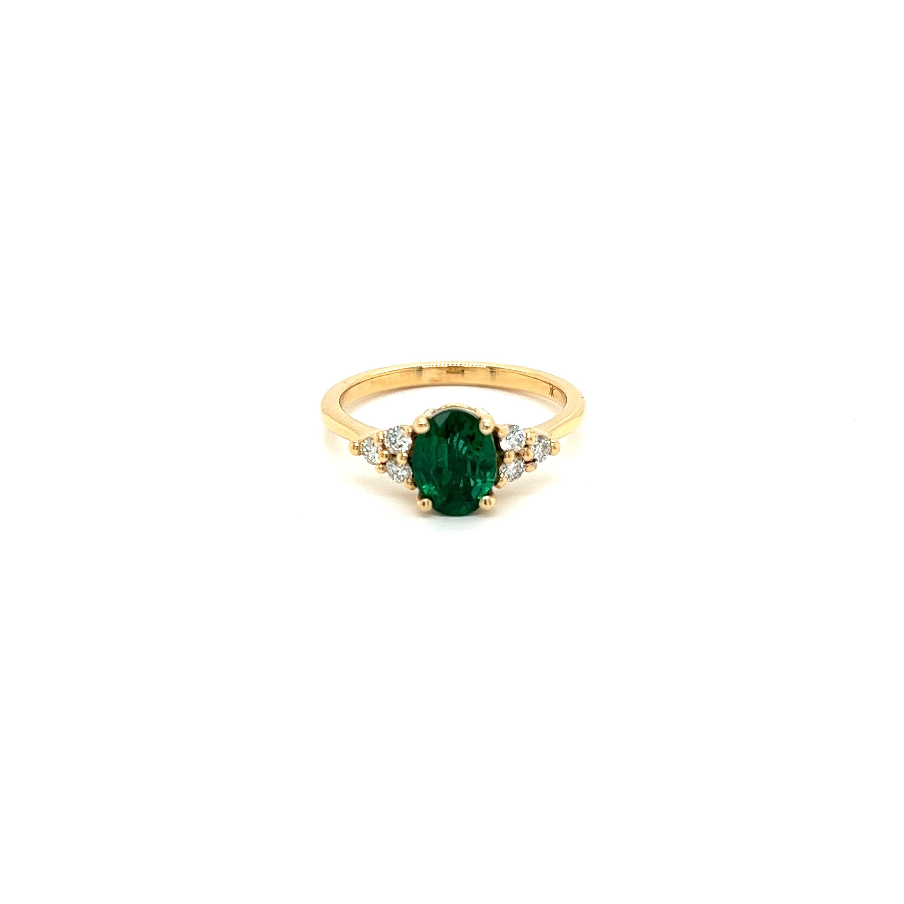 Verlobungsring aus Gelbgold mit Smaragd und Diamanten aus 18 Karat (Ovalschliff) im Angebot