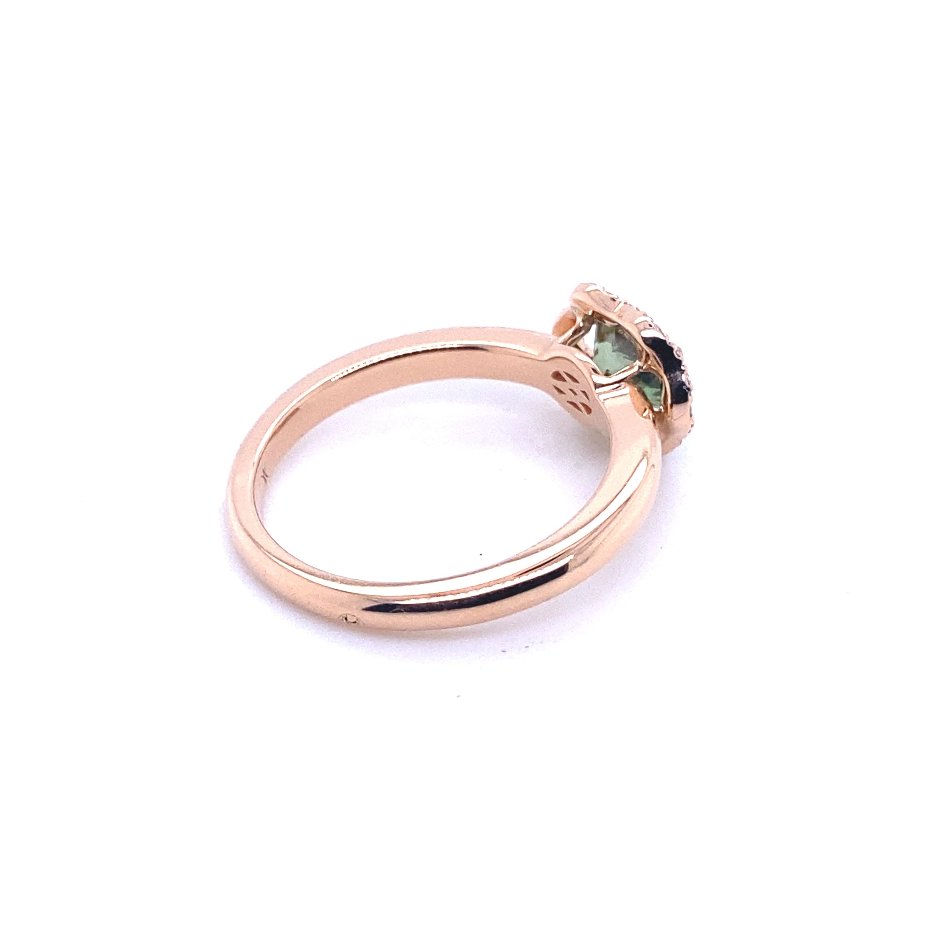 Bague de fiançailles française en or rose avec saphir vert et diamants en vente 1