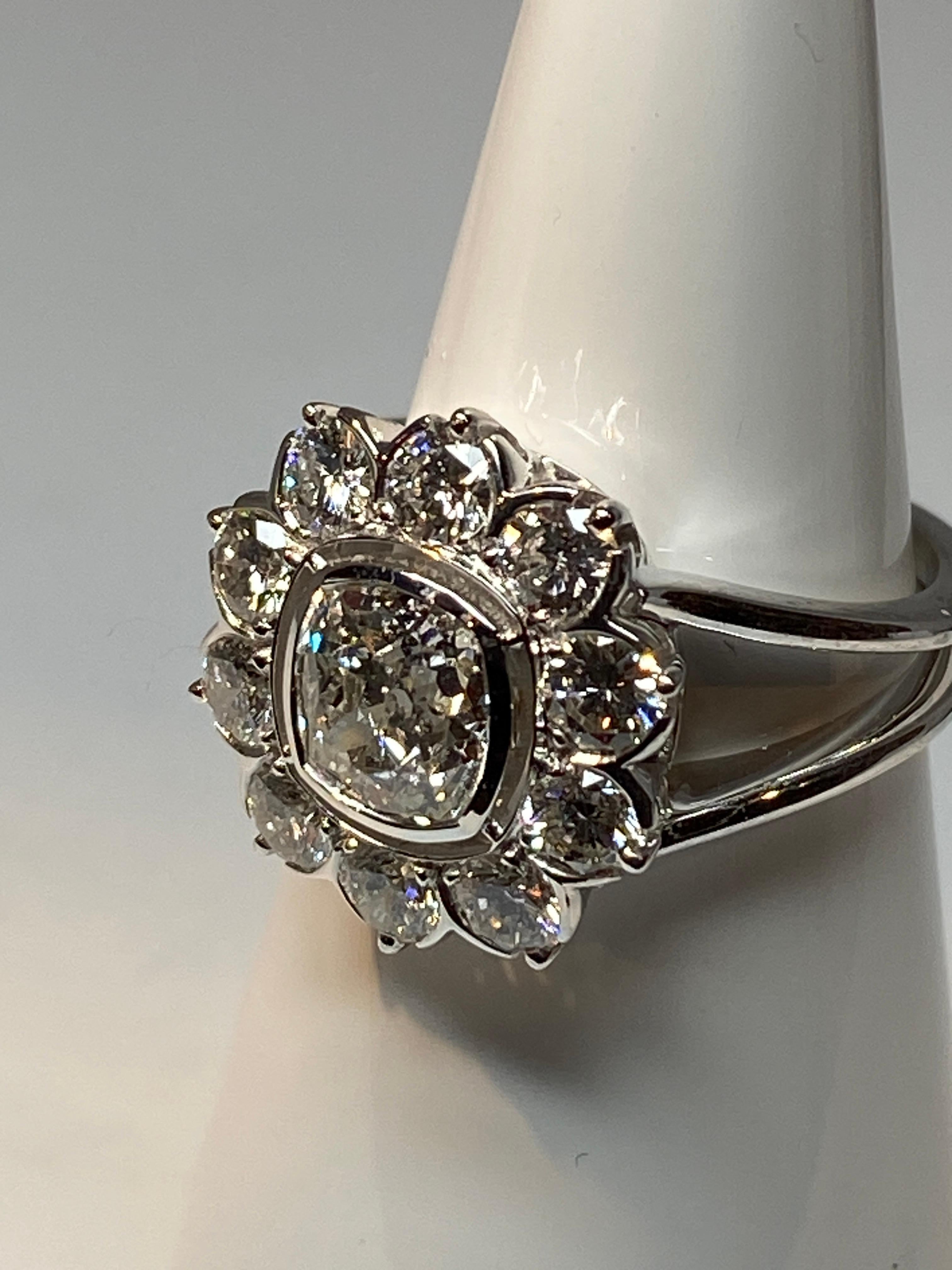 French Engagement Ring in 18 Carat Gold, Daisy Model Set with Modern Diamonds 3
