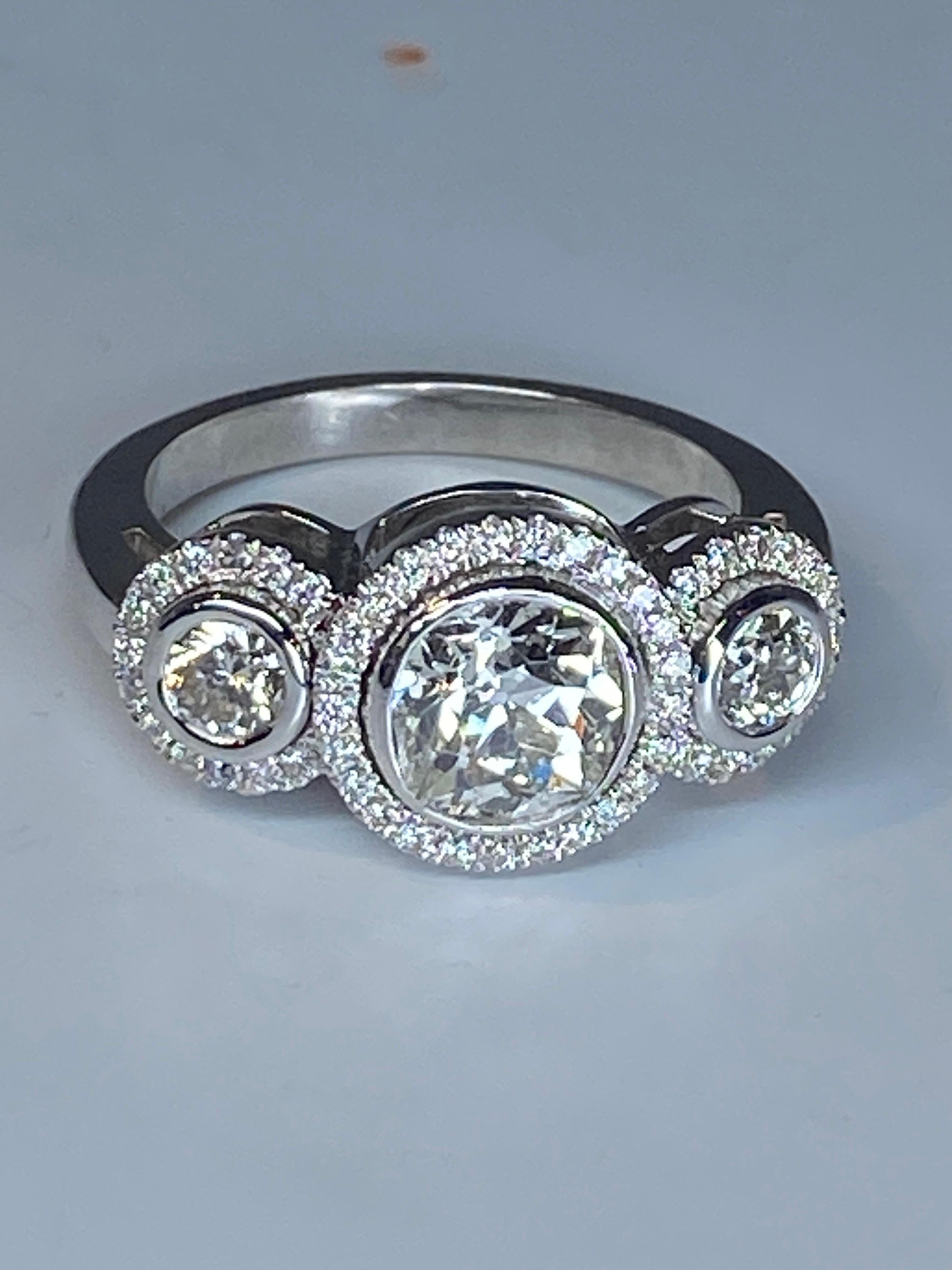 French Engagement Ring in 18 Carat Gold, Trilogy Model Set with 3 Diamonds For Sale 4