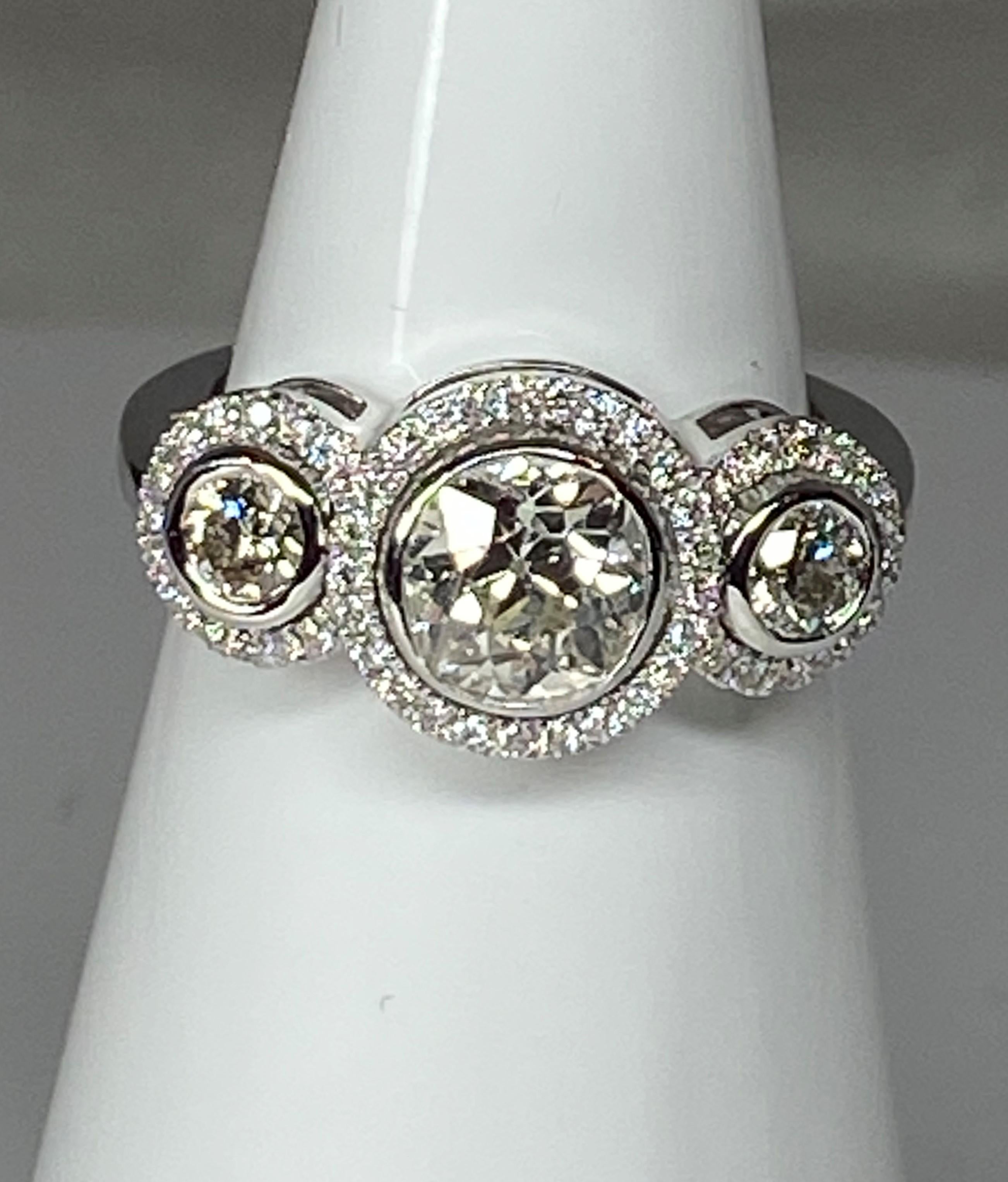 French Engagement Ring in 18 Carat Gold, Trilogy Model Set with 3 Diamonds For Sale 7
