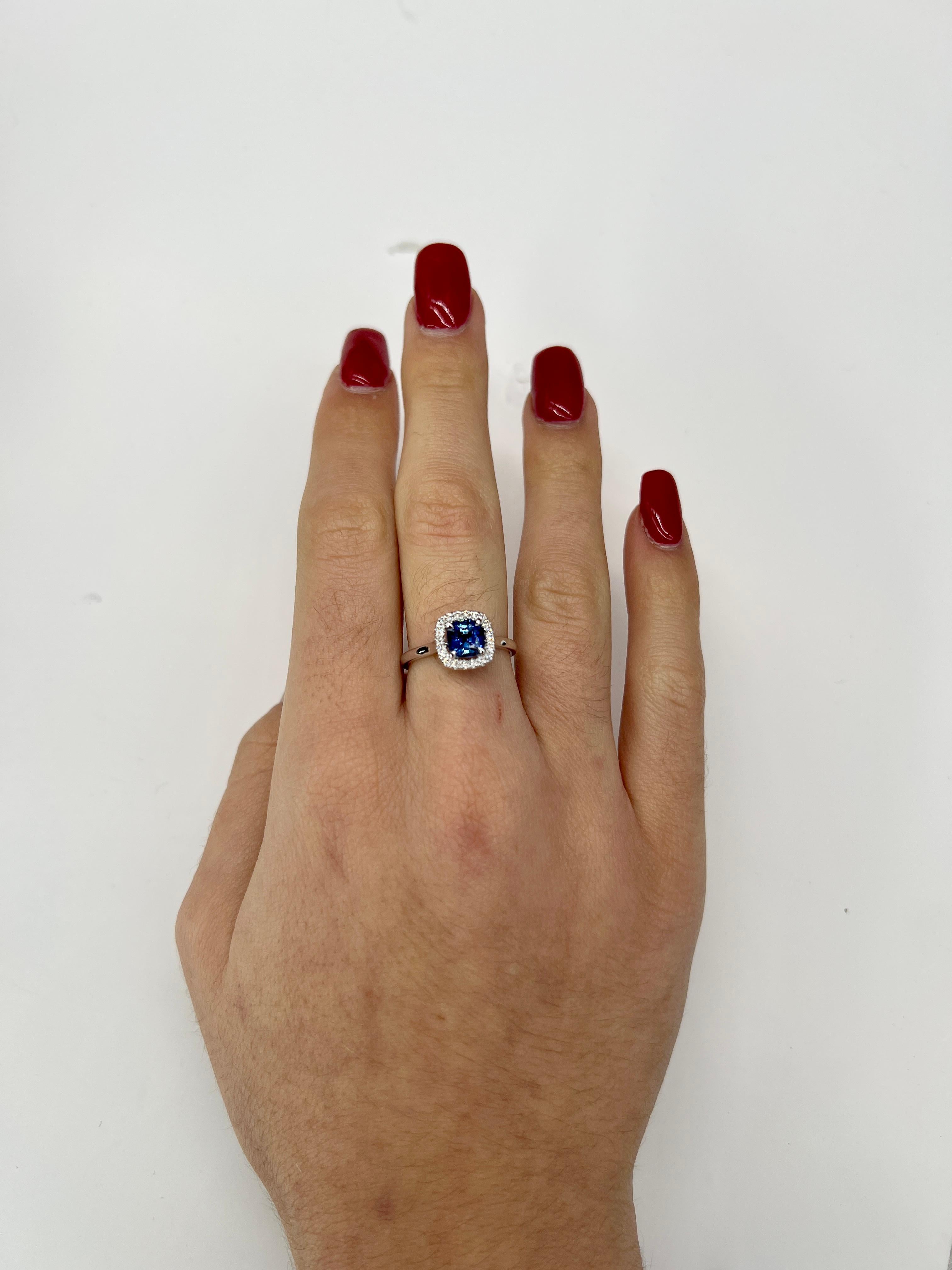 Taille carrée Bague de fiançailles française en or blanc avec saphirs et diamants  en vente