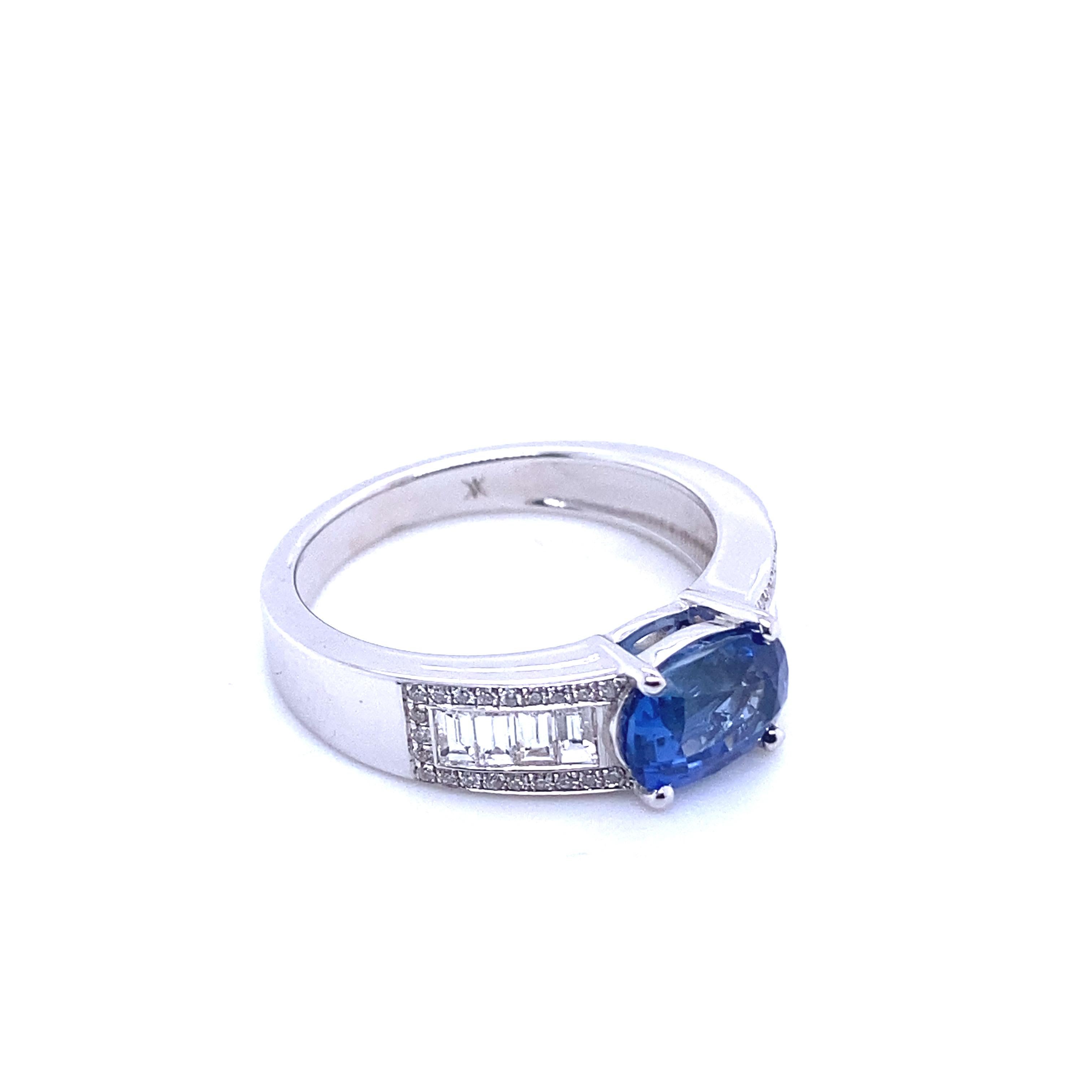 Bague de fiançailles française en or blanc avec un saphir bleu et des diamants Pour femmes en vente
