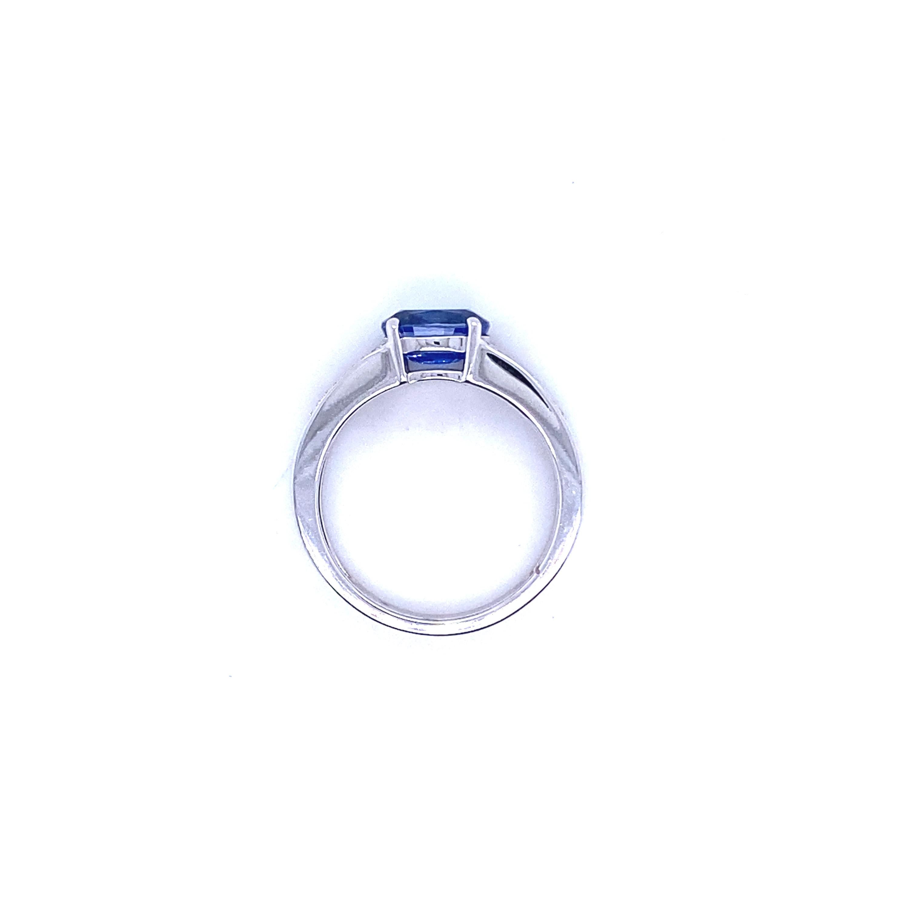 Bague de fiançailles française en or blanc avec un saphir bleu et des diamants en vente 1