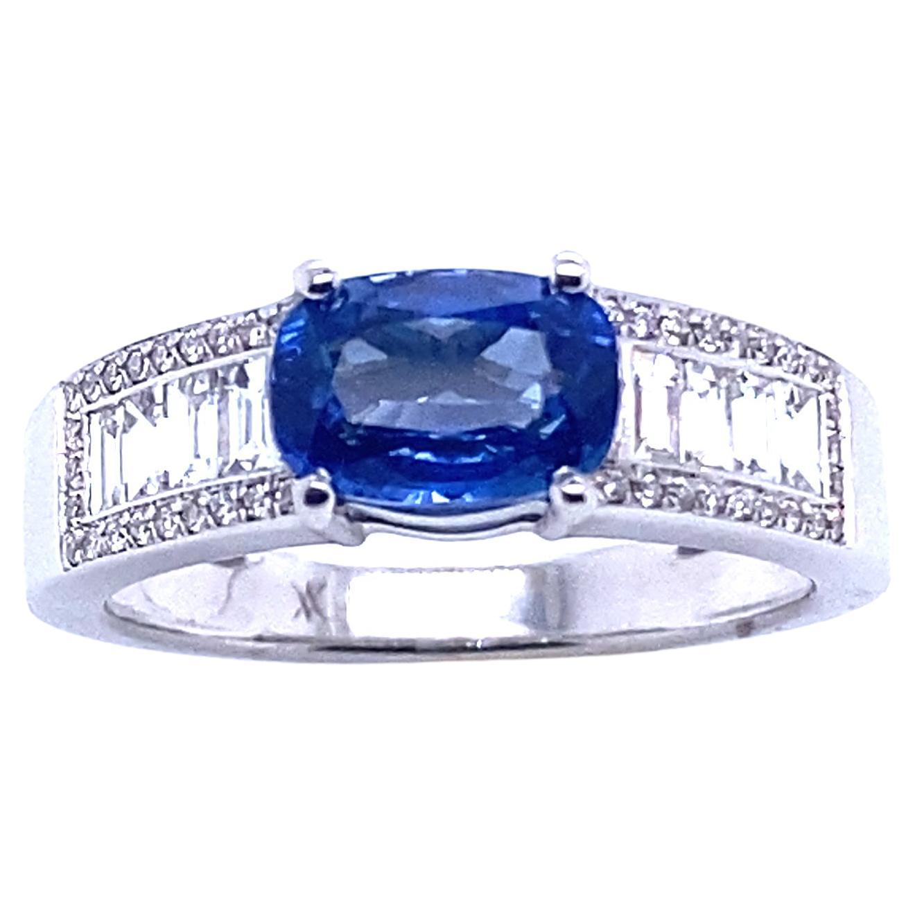 Bague de fiançailles française en or blanc avec un saphir bleu et des diamants en vente