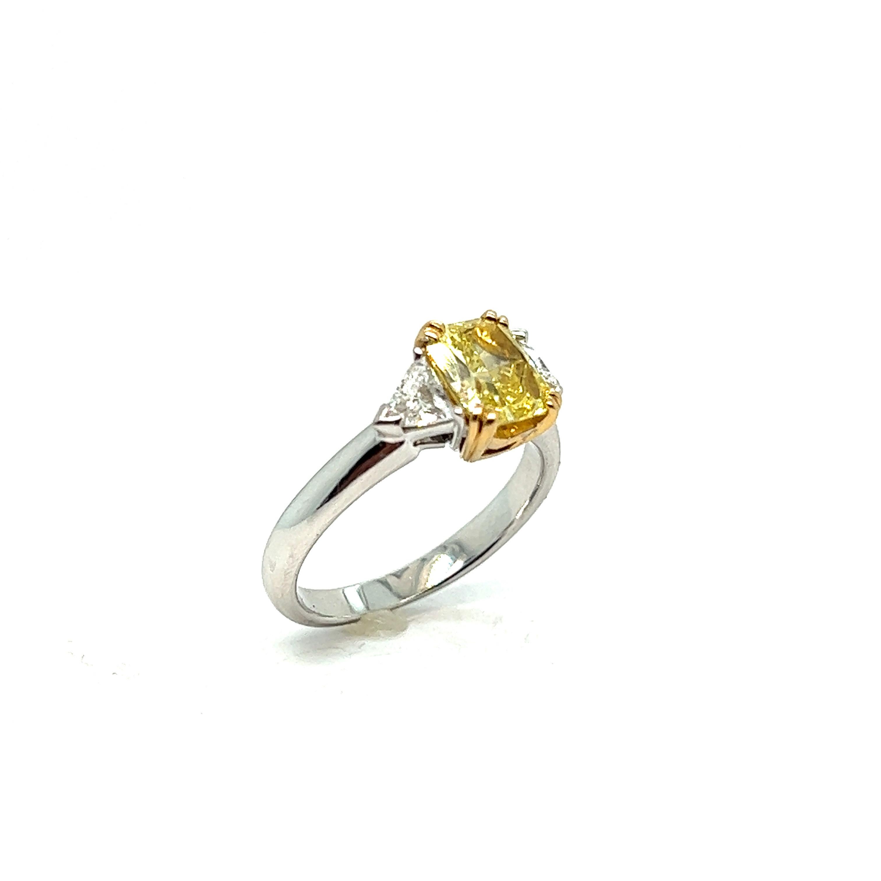 Bague de fiançailles française en or blanc 18 carats et diamants jaunes en vente 4