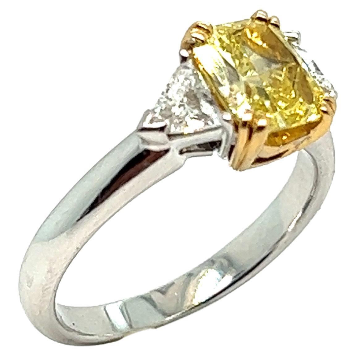 Bague de fiançailles française en or blanc 18 carats et diamants jaunes en vente 6