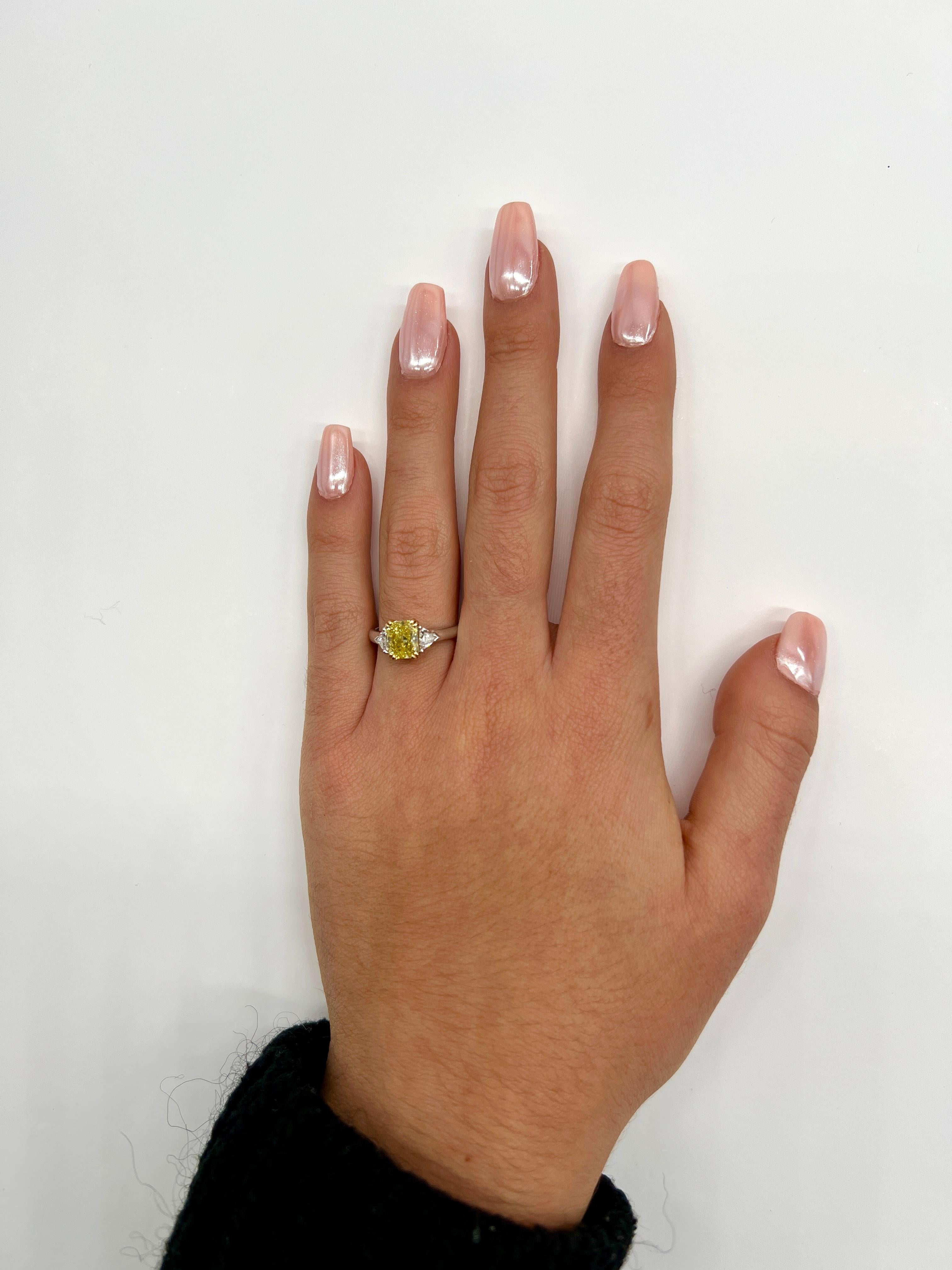 Ring, Französischer Verlobungsring, Gelber Diamant, umgeben von zwei Diamanten, Weißgold

Die Farbe scheint mit Fancy Yellow übereinzustimmen. 

Ein prächtiger Ring aus 18 Karat Weißgold mit zeitloser Eleganz. Dieses außergewöhnliche Stück wiegt 5,5