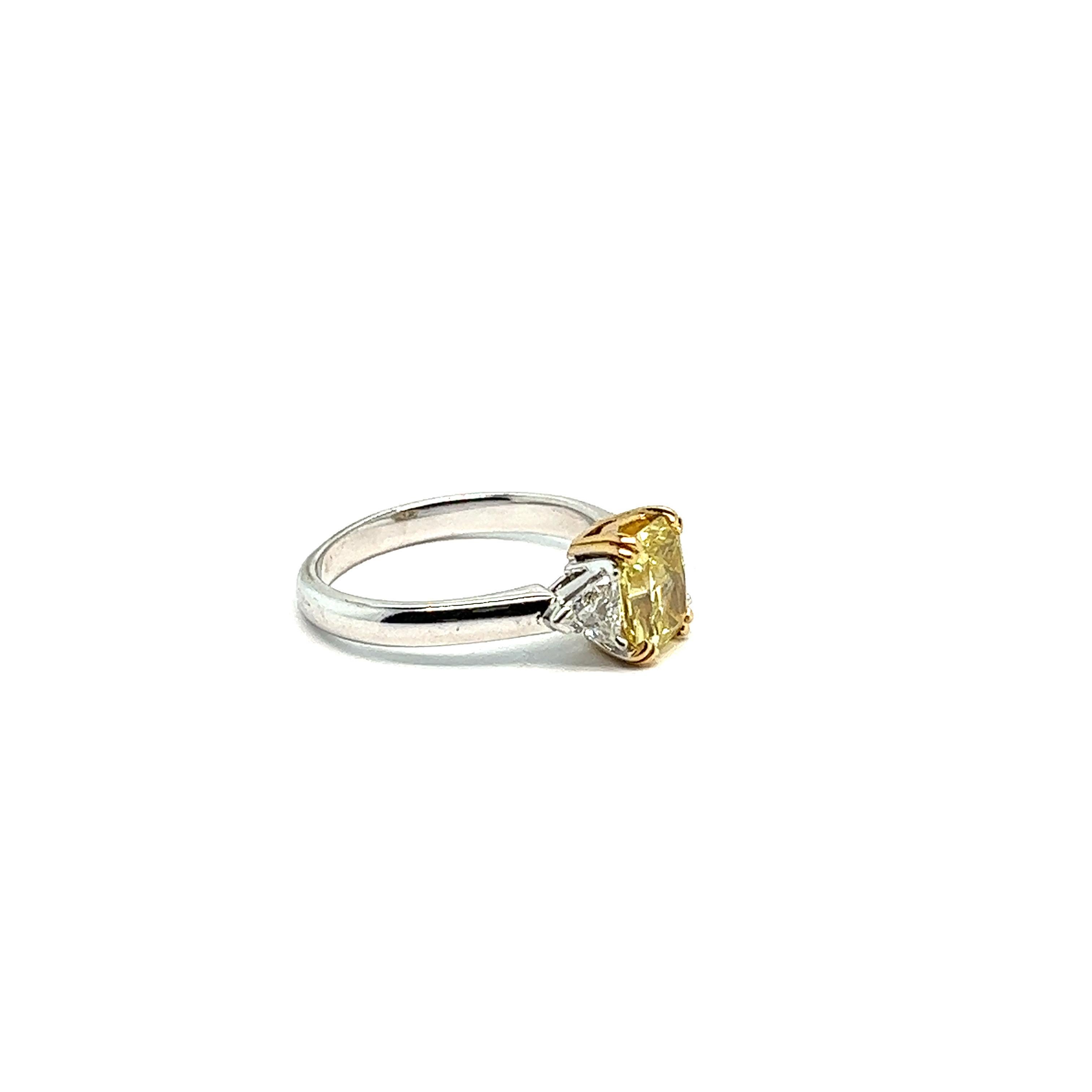 Moderne Bague de fiançailles française en or blanc 18 carats et diamants jaunes en vente