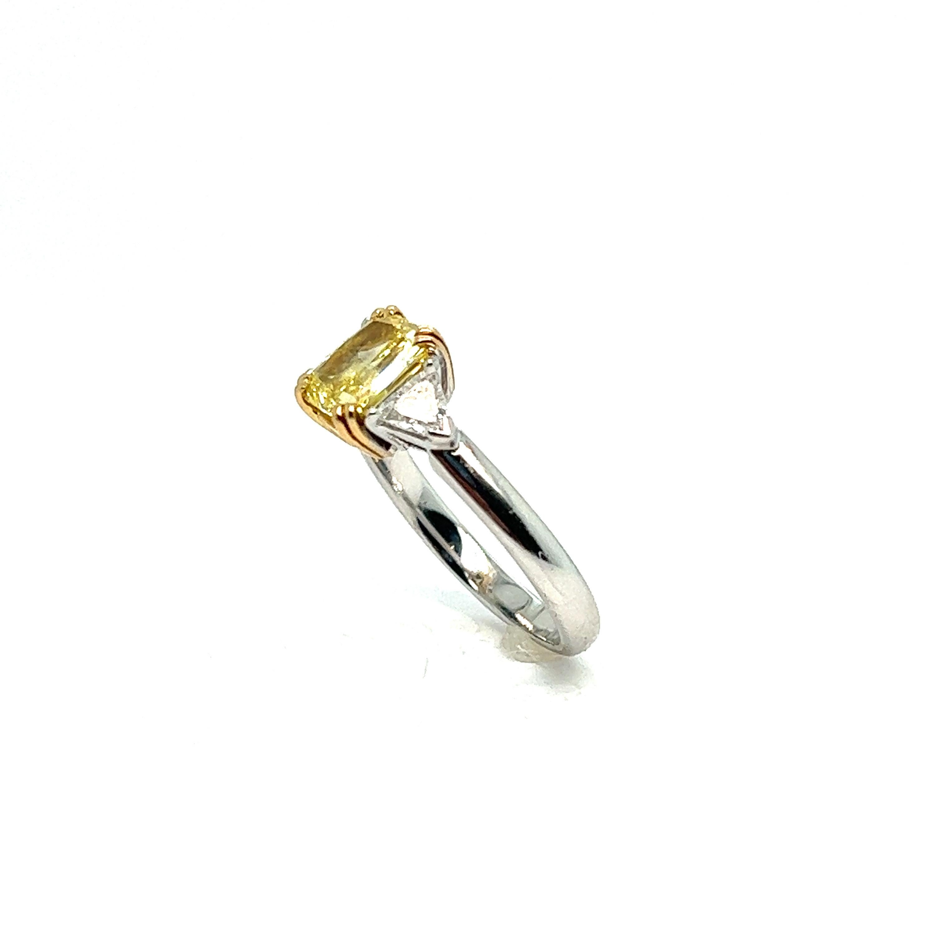 Bague de fiançailles française en or blanc 18 carats et diamants jaunes en vente 2