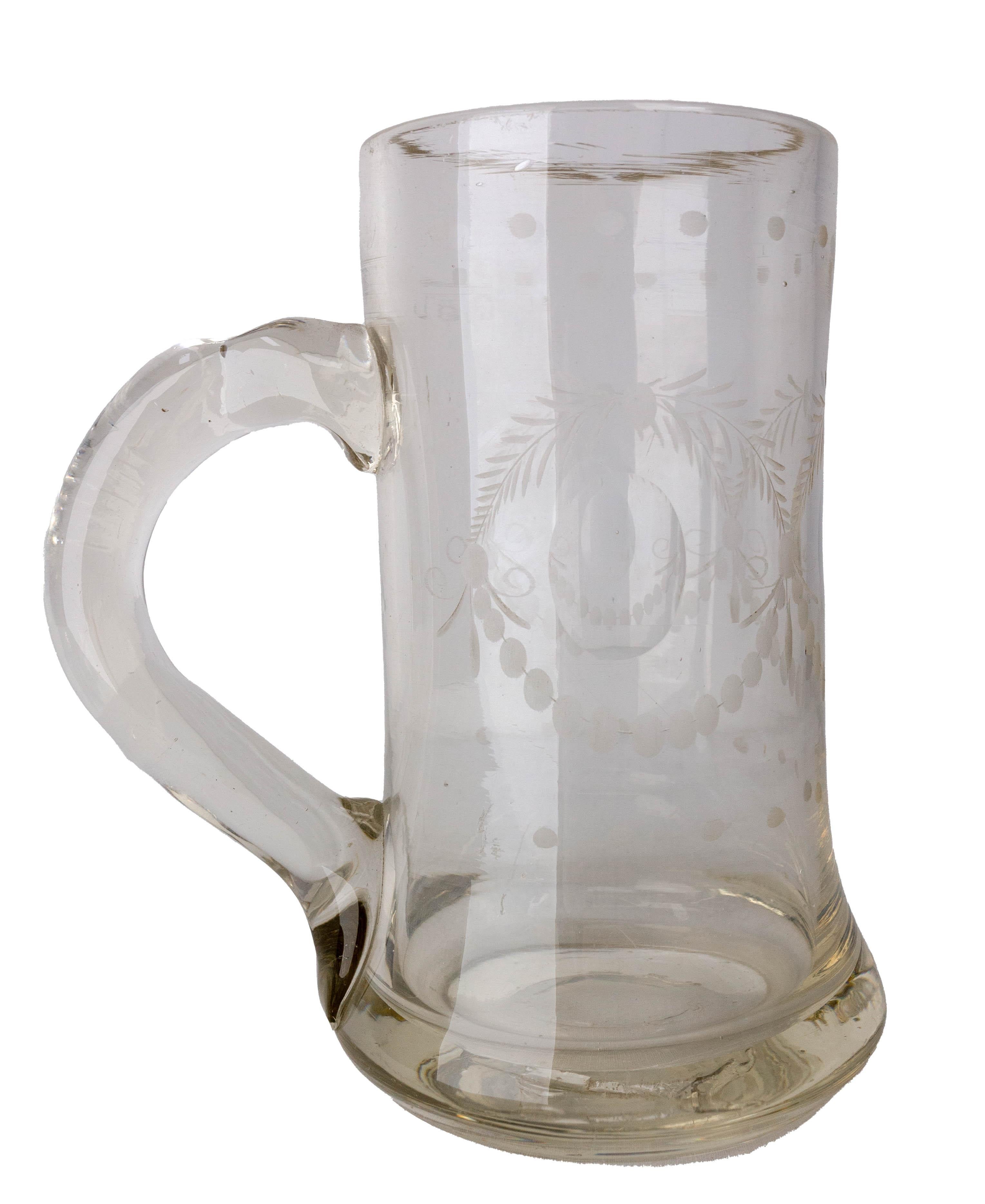 Engraved beer mug French, circa 1890.
Engraving of a floral decoration.
One pint

Shipping: 
L 14 P 10 H 16.
