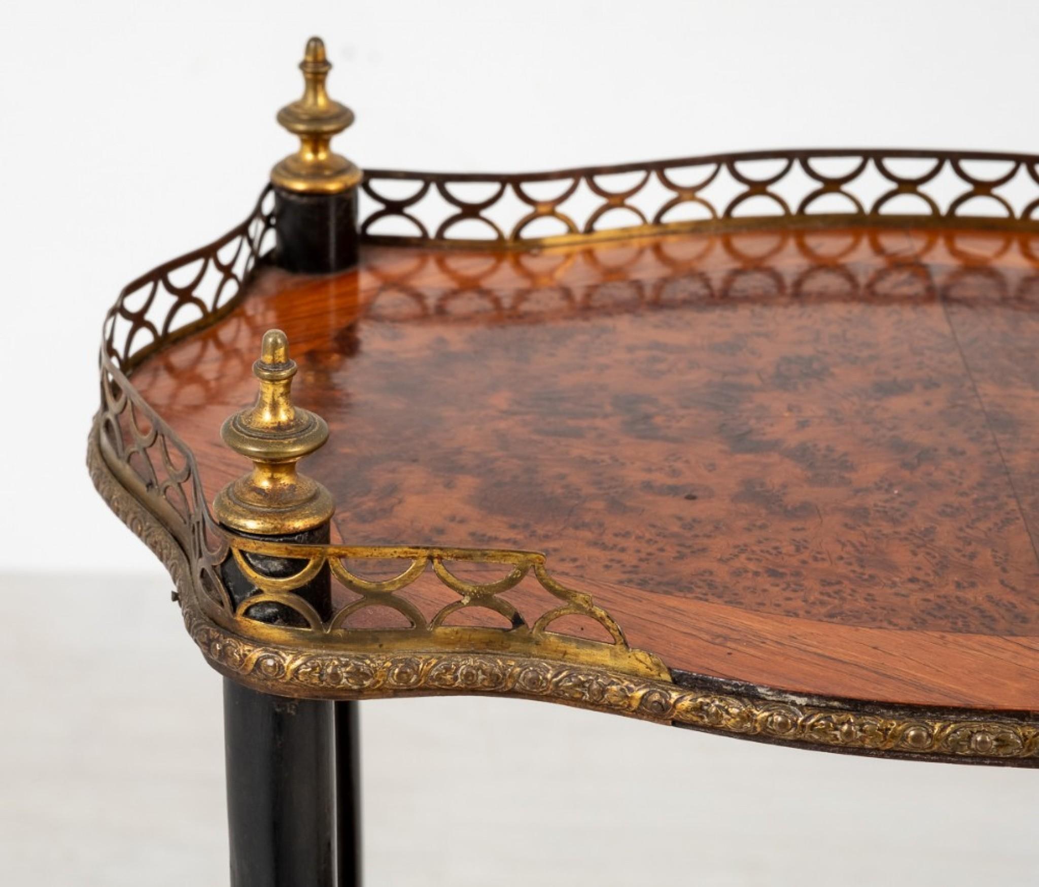 Début du 20ème siècle Etagere Table d'appoint ancienne circa 1900 Amboyna en vente