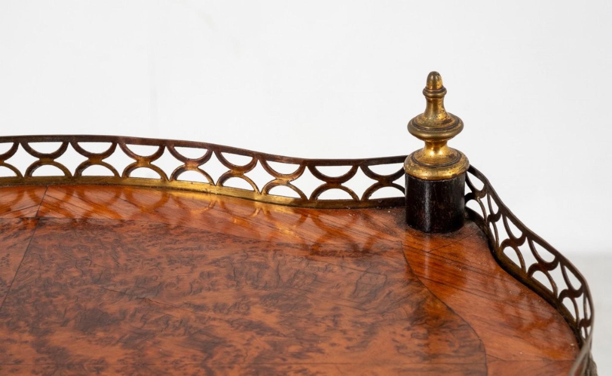Citronnier Etagere Table d'appoint ancienne circa 1900 Amboyna en vente
