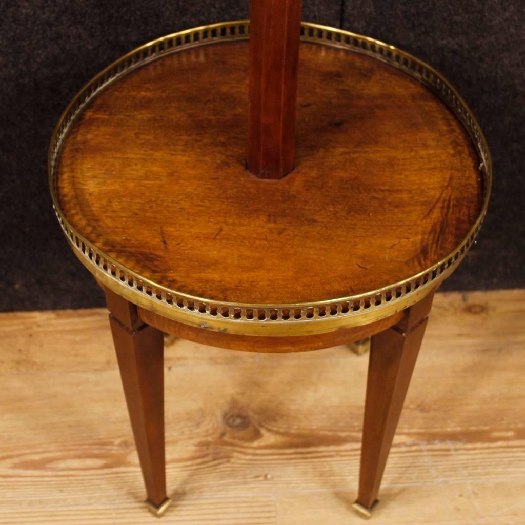 French étagère from the mid-20th century. Furniture in carved wood and adorned with a golden brass ring on both shelf and bronze feet. Étagère with recessed marble top in excellent condition, for antique dealers and collectors. It presents some