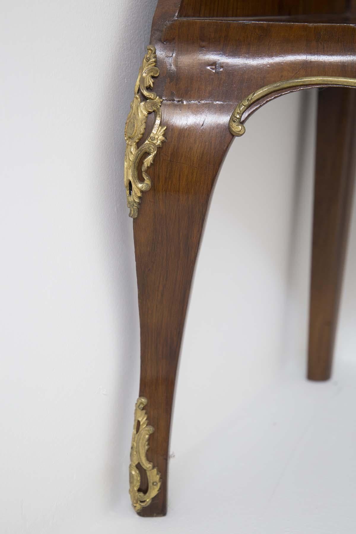 French Étagère in Walnut Wood of the Early 1900s in the Style of Louis XV For Sale 1