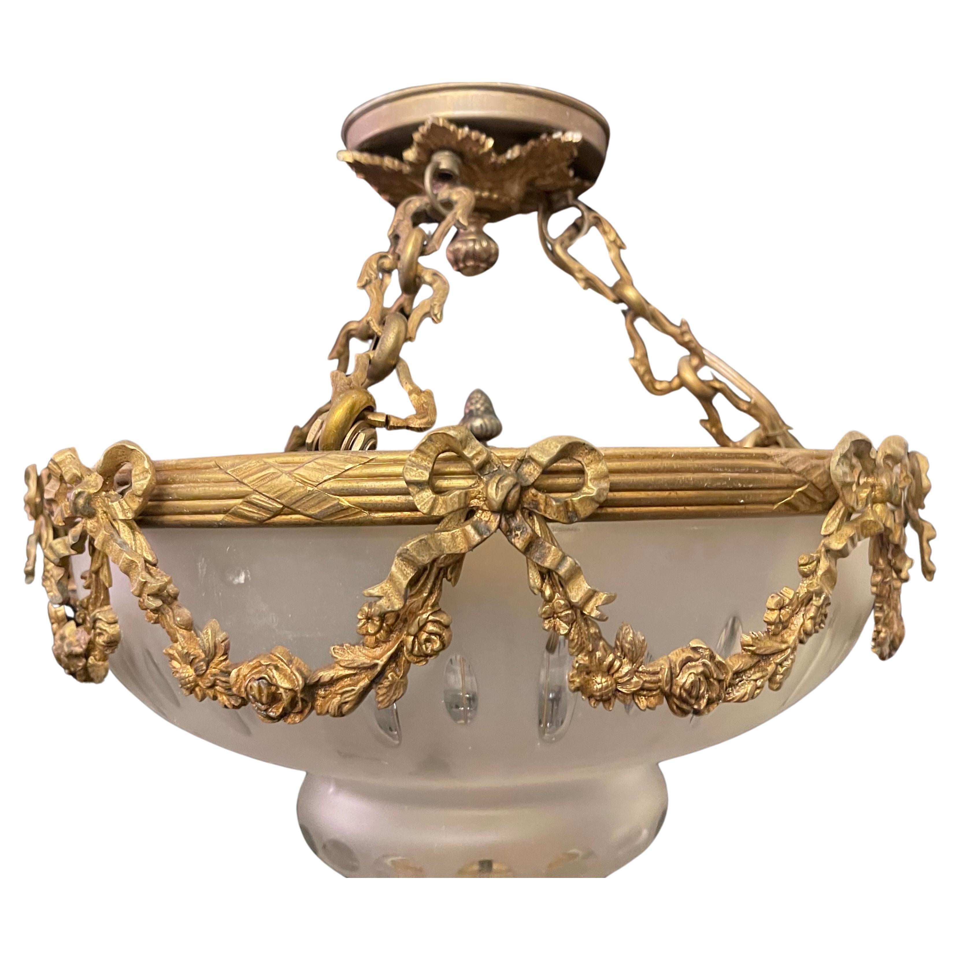 Français Lustre français en verre gravé, bronze doré et nœuds de guirlande de guirlande Louis XV