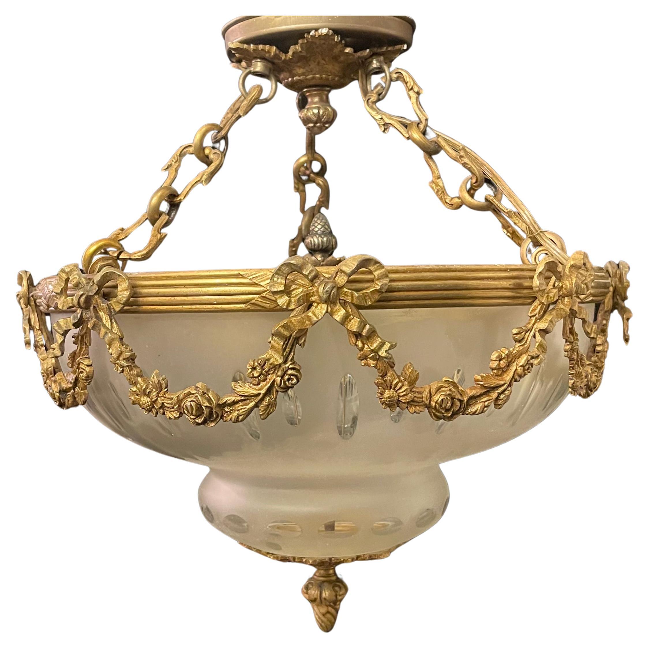Buriné Lustre français en verre gravé, bronze doré et nœuds de guirlande de guirlande Louis XV