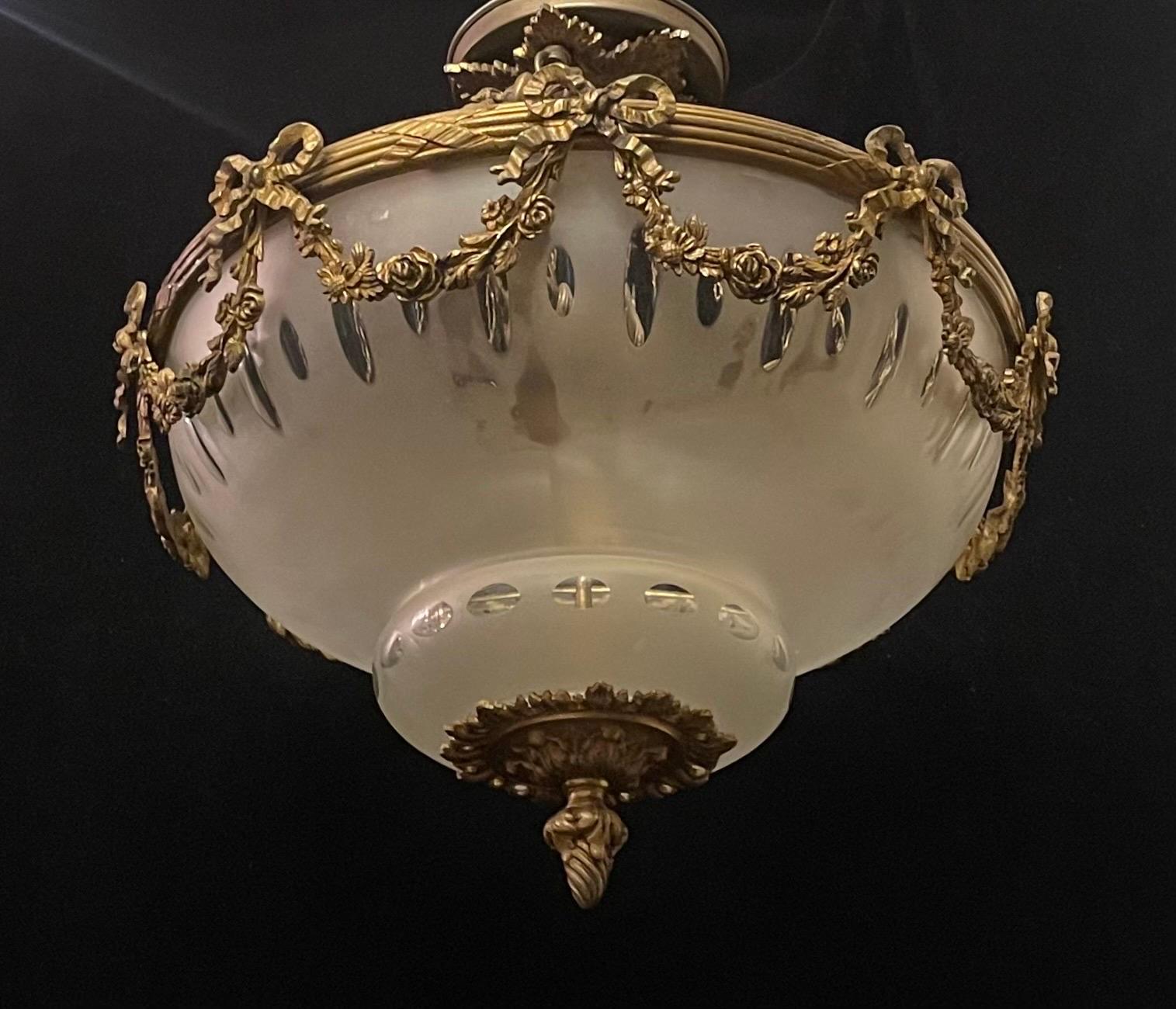 Lustre français en verre gravé, bronze doré et nœuds de guirlande de guirlande Louis XV Bon état à Roslyn, NY