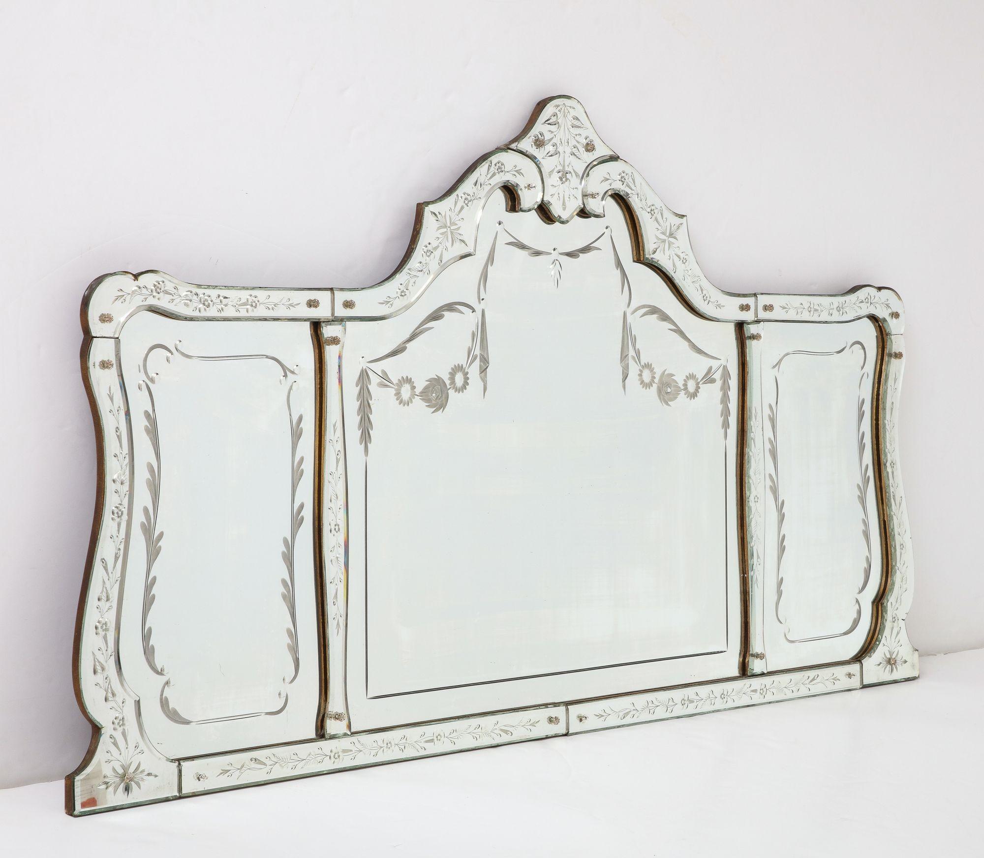 Un meraviglioso specchio francese a trittico, uno splendido esempio di design classico francese. Questo elegante pezzo presenta tre singoli pannelli a specchio, incernierati insieme per creare una composizione versatile e visivamente interessante.