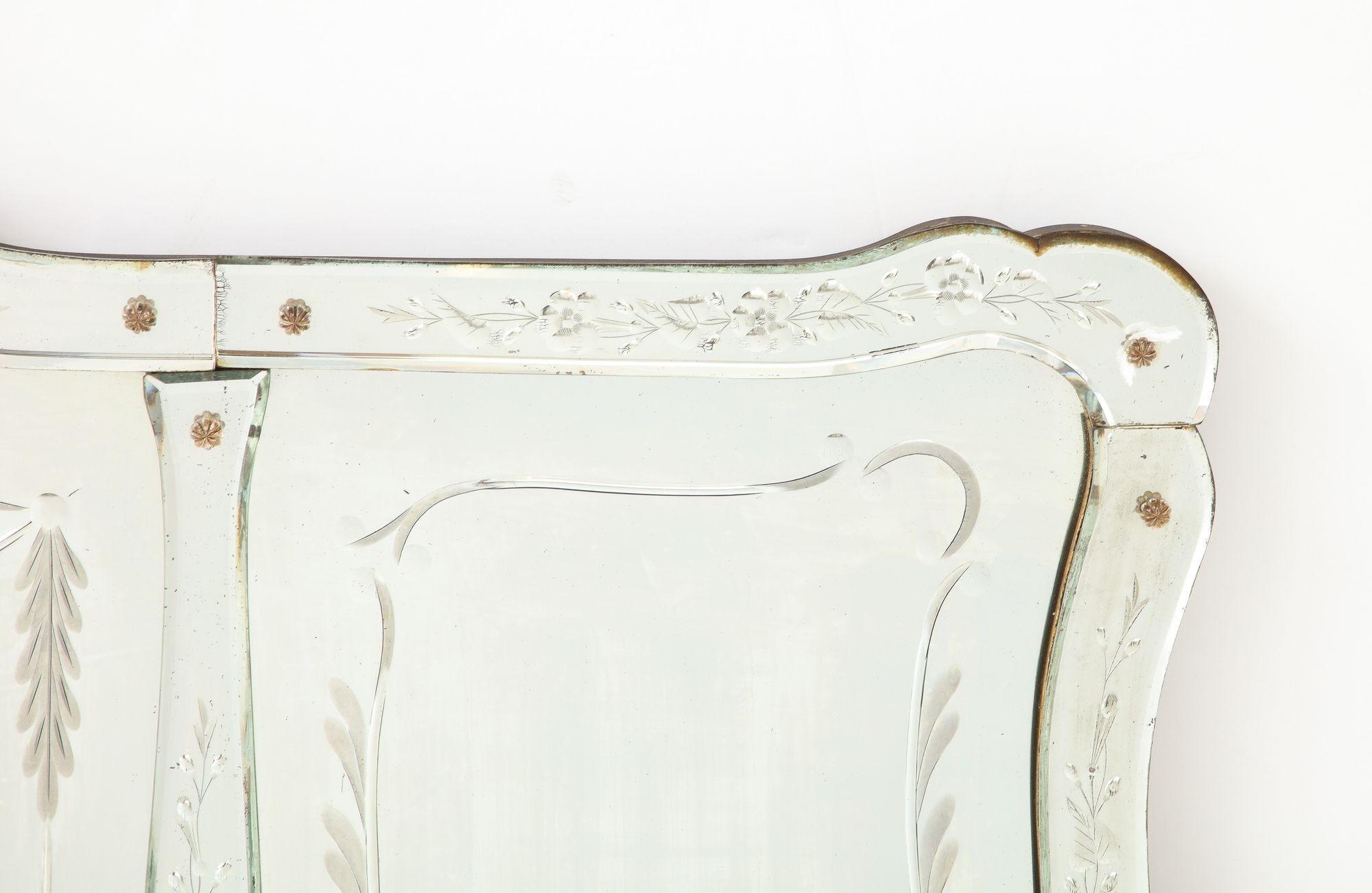 Realizzato con acquaforte Specchio orizzontale francese inciso con bordi incisi a fogliami in vendita