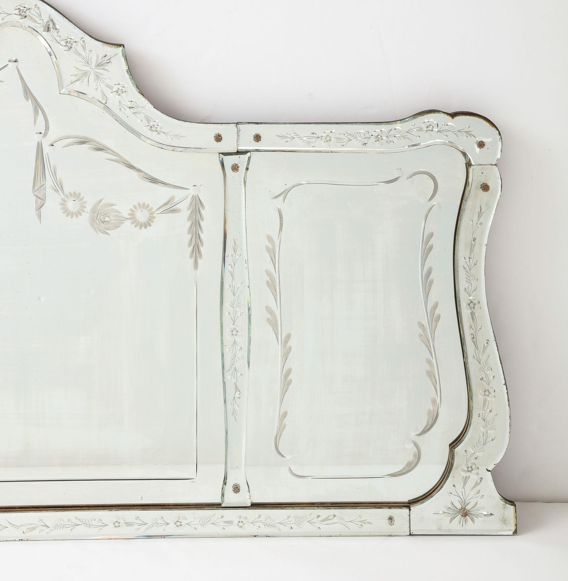 Miroir horizontal gravé à la française avec bordures gravées de feuillages en vente 3