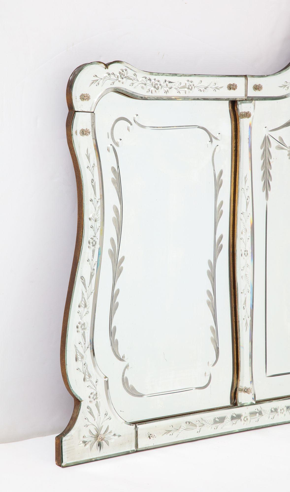 Miroir horizontal gravé à la française avec bordures gravées de feuillages en vente 4
