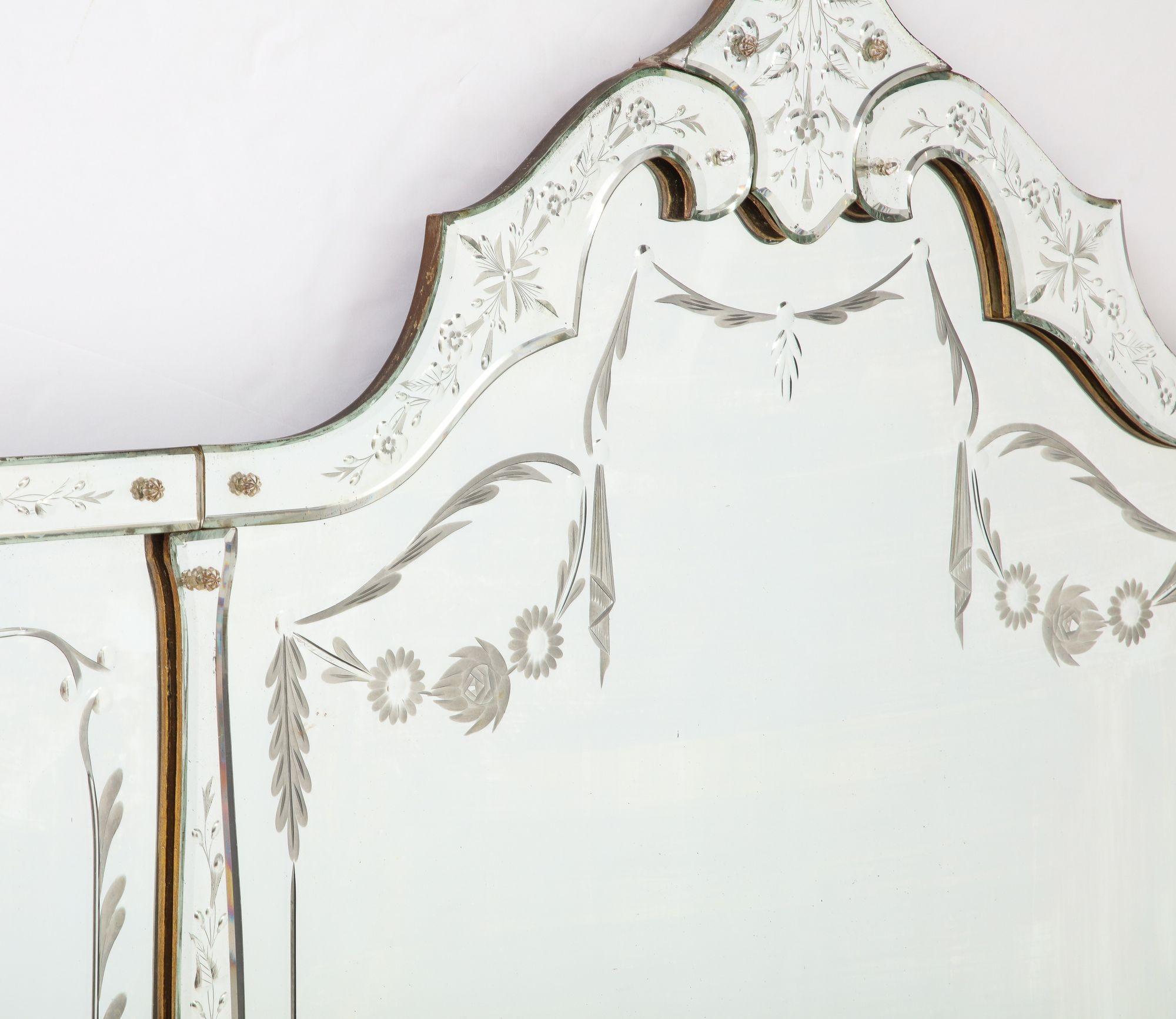 Miroir horizontal gravé à la française avec bordures gravées de feuillages en vente 5