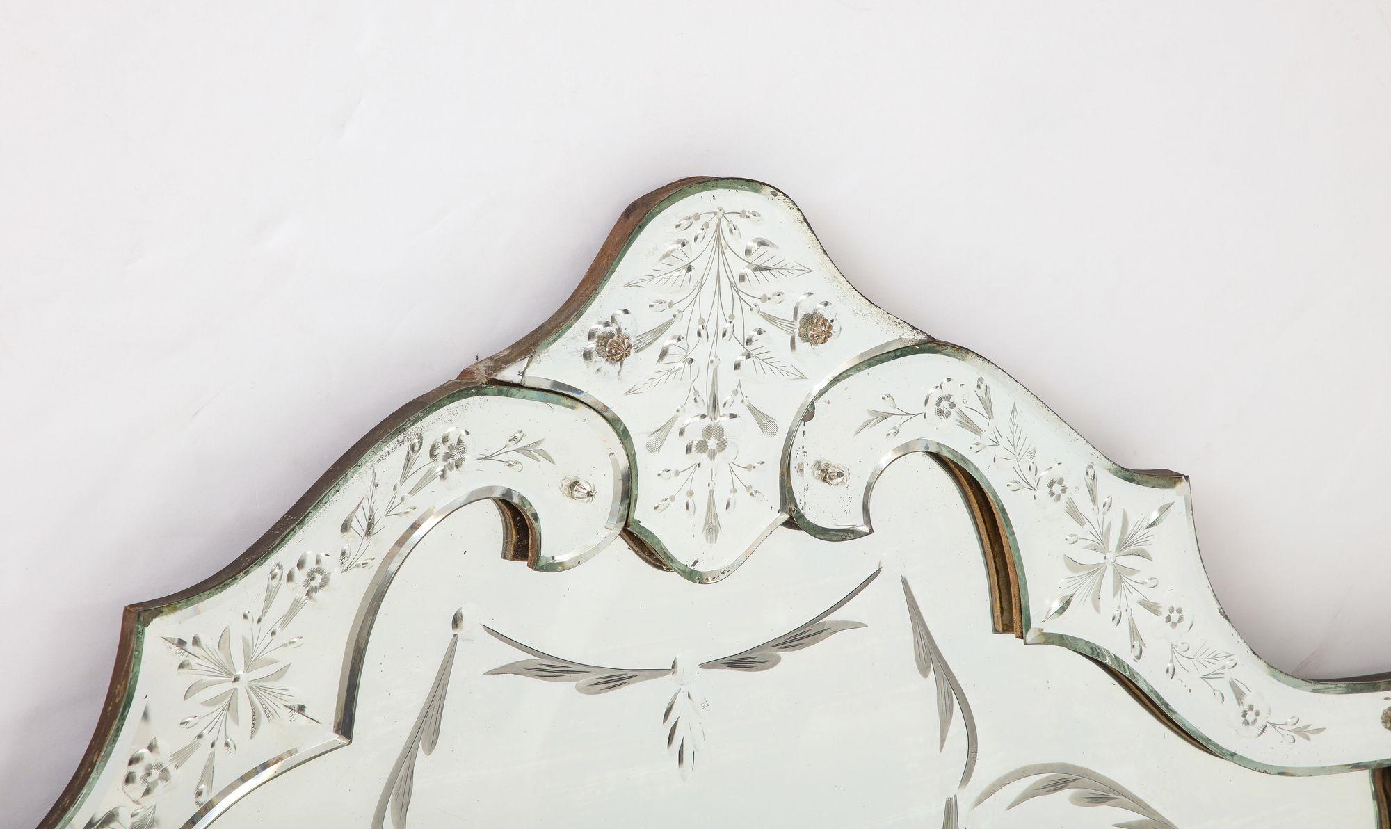 Miroir horizontal gravé à la française avec bordures gravées de feuillages en vente 6