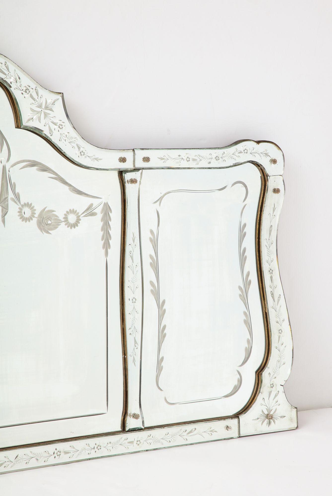 Miroir horizontal gravé à la française avec bordures gravées de feuillages en vente 7