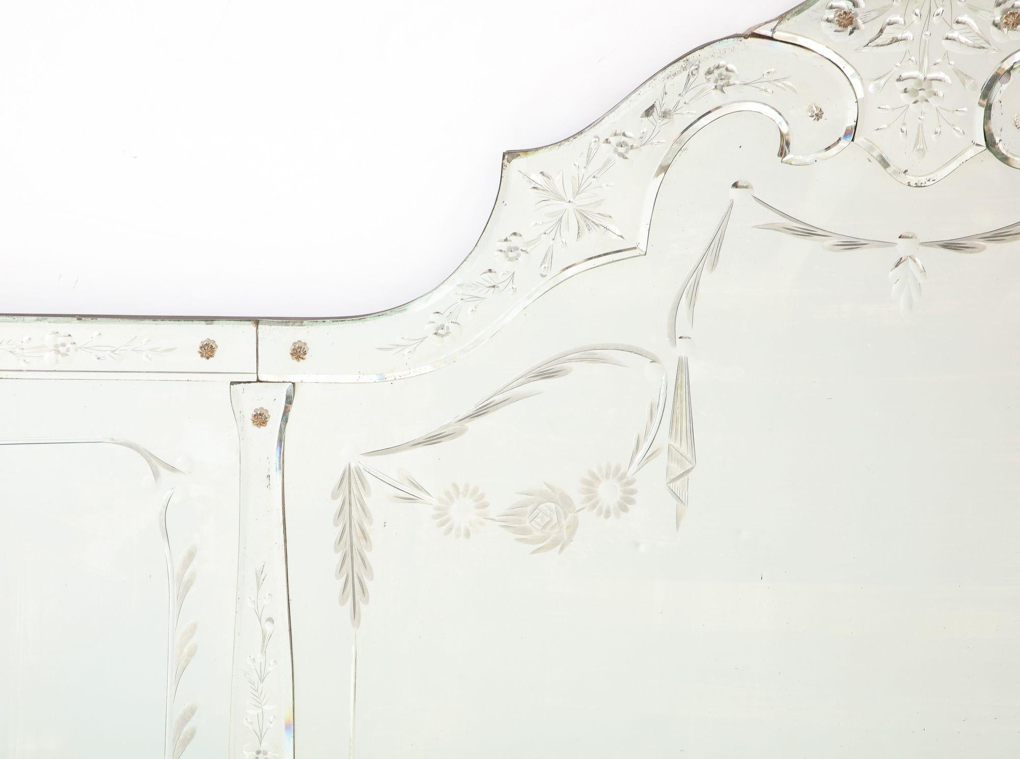 Hollywood Regency Miroir horizontal gravé à la française avec bordures gravées de feuillages en vente