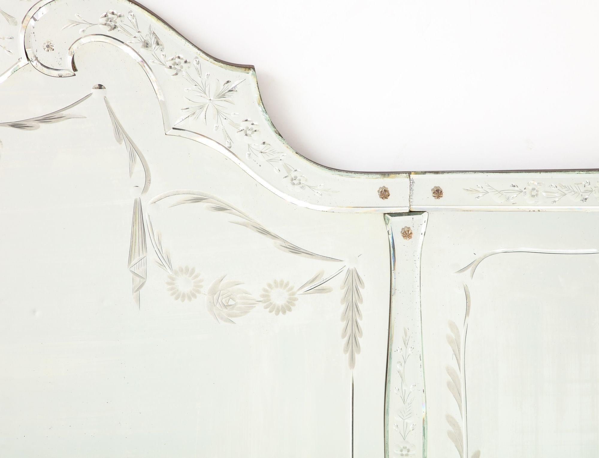 Français Miroir horizontal gravé à la française avec bordures gravées de feuillages en vente